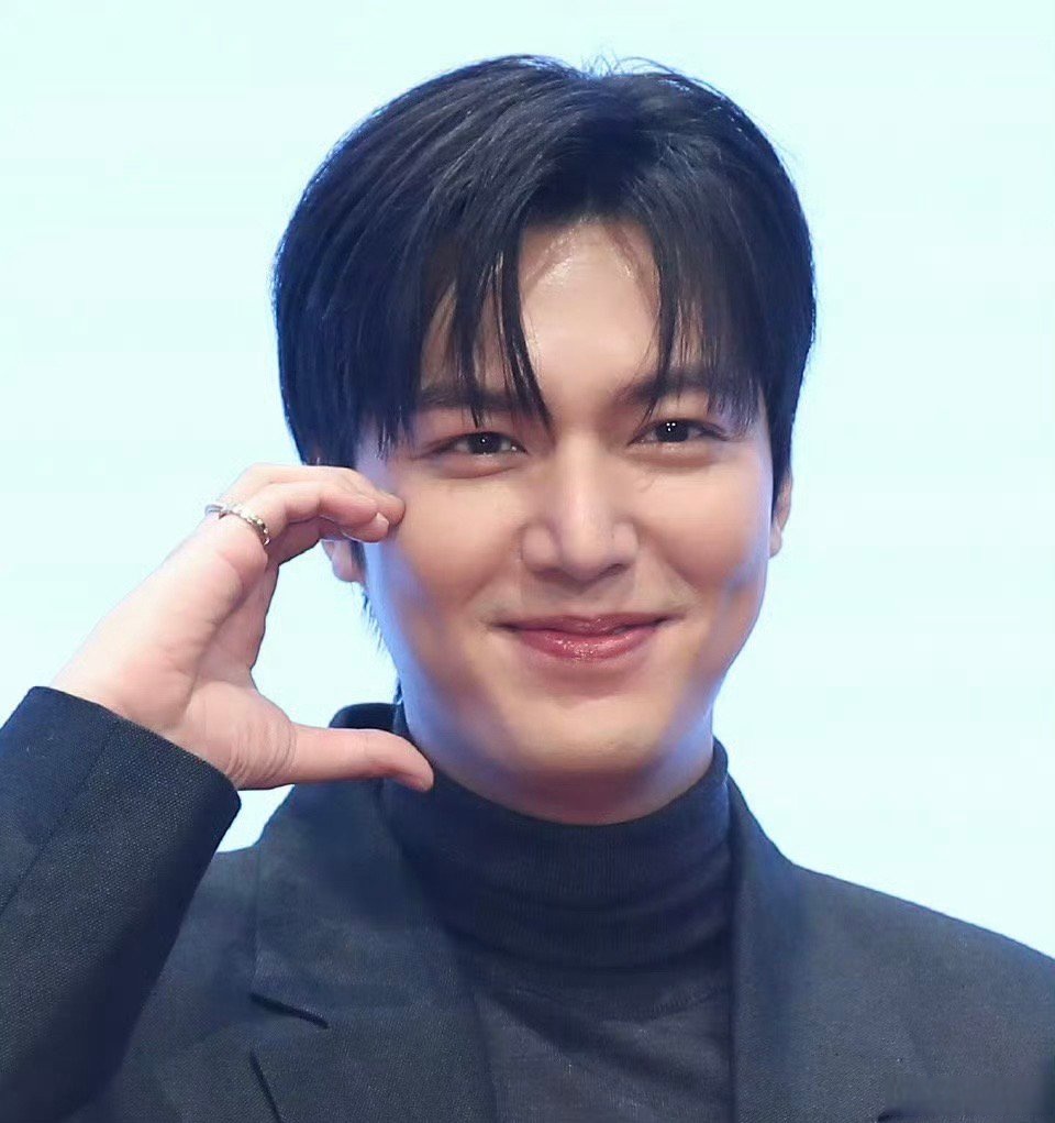 李敏镐今日出席新剧活动哥依然顶着顺产头自信比心真诚发问韩国的空气