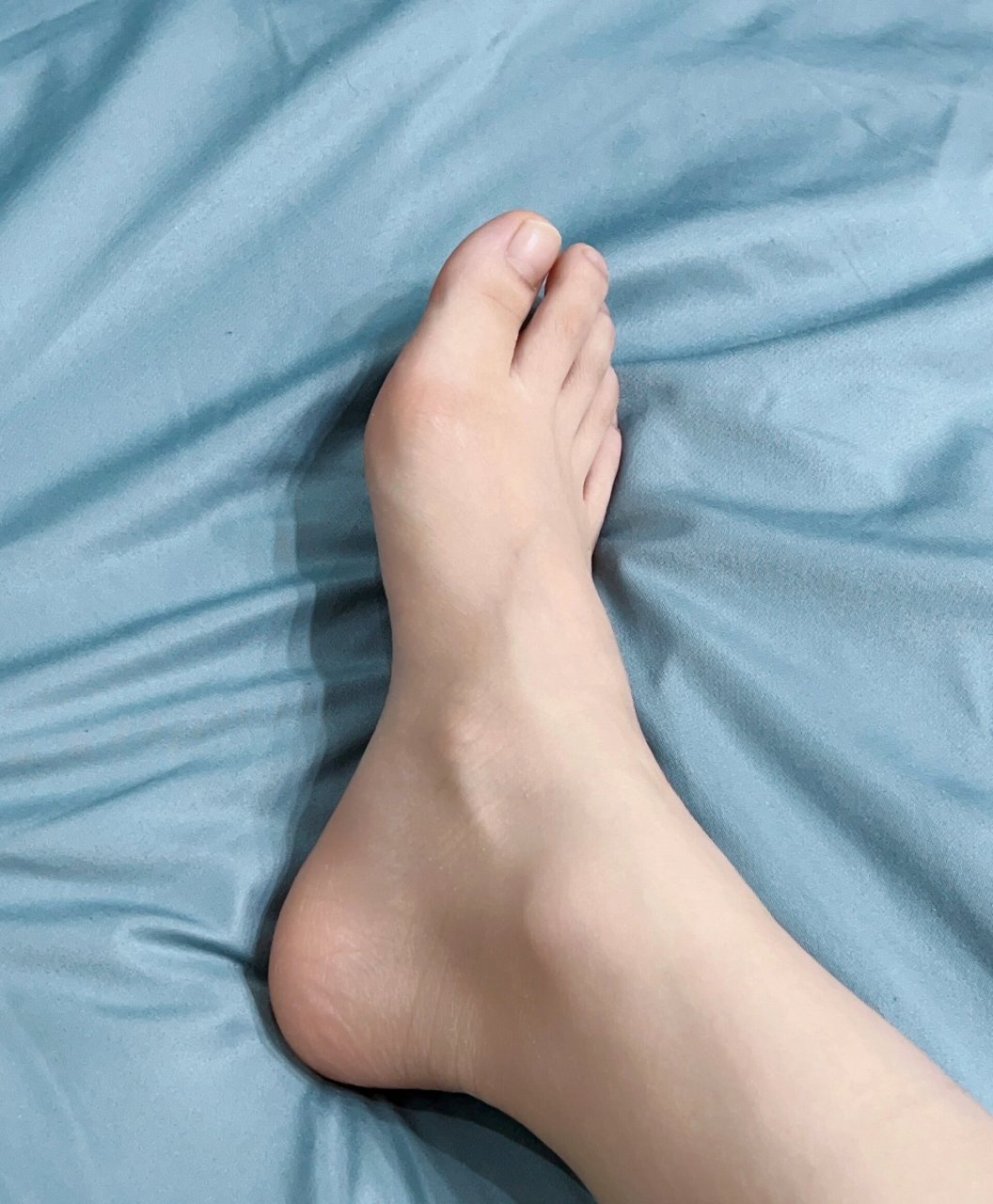 从脚趾长短看命运 1,劳碌命:拇趾,二趾和三趾一样长,后两趾短.