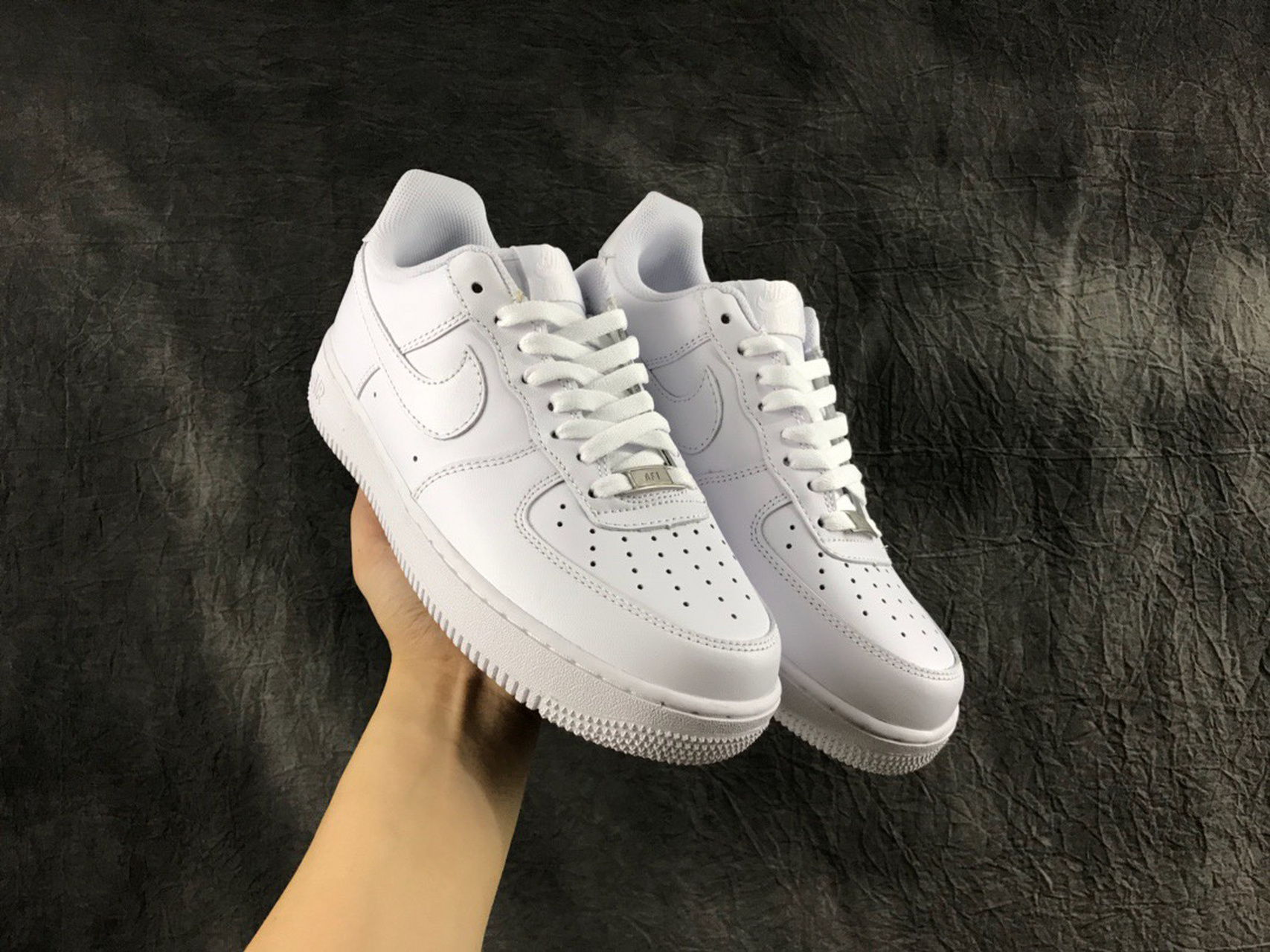 纯白 空军一号 经典款低帮纯白  内置气垫  鞋型完美