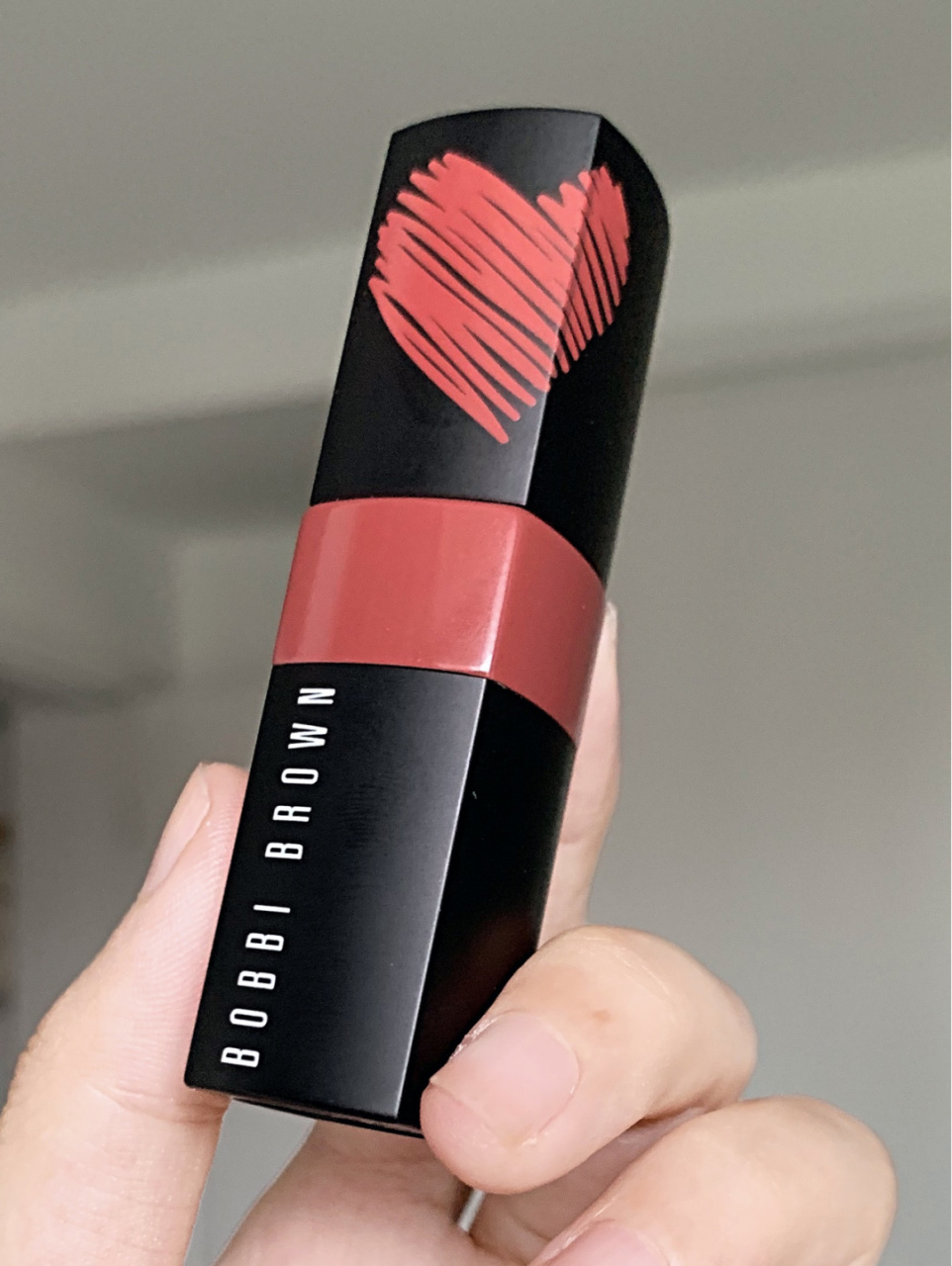 bobbi brown的黑管唇膏 膏体是比较清透的质感 显色度也不错78