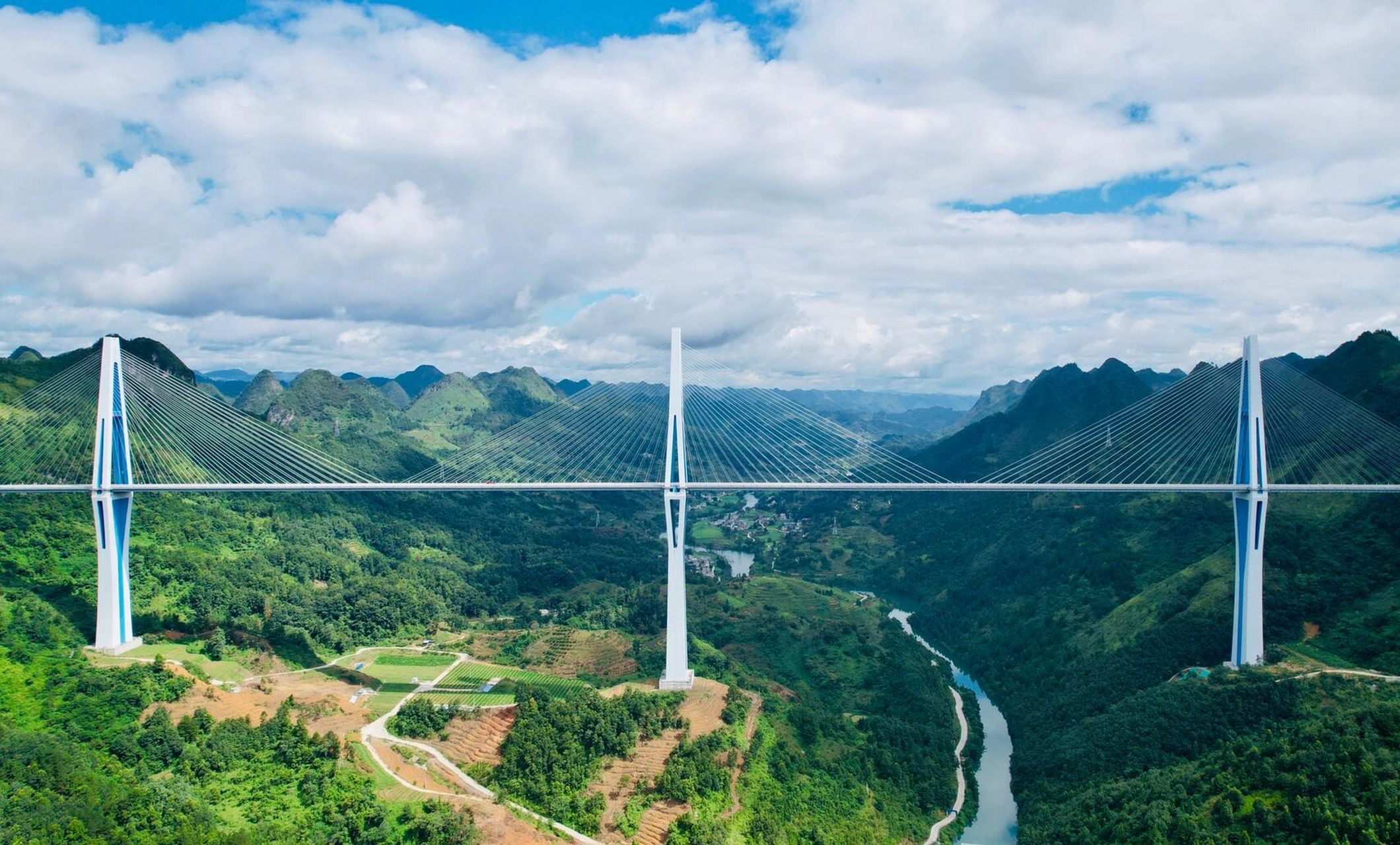 贵州桥梁奇迹之平塘大桥 贵州是一个沟壑纵横的喀斯特地貌区,山地和