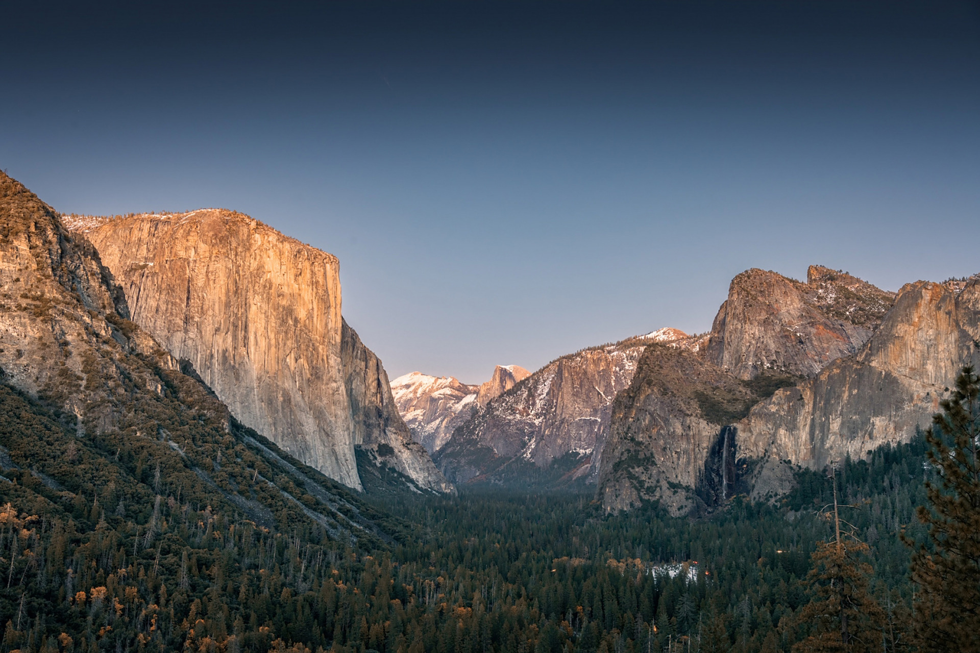 266153661546615tunnel view :日出时候拍摄东面火烧云