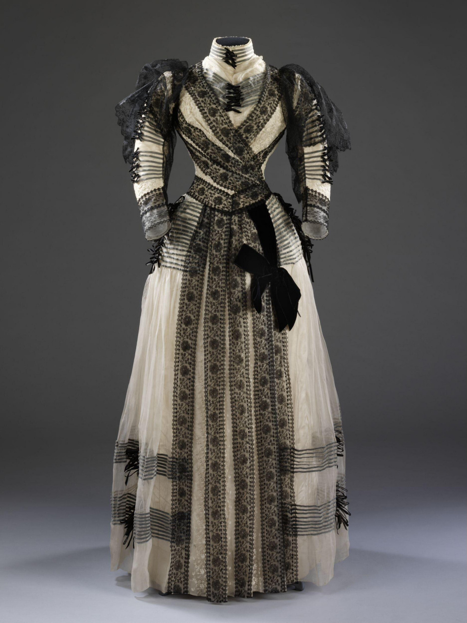 【维多利亚时期】丧服 6世纪天主教会将教徒葬礼服饰指定为黑色,19