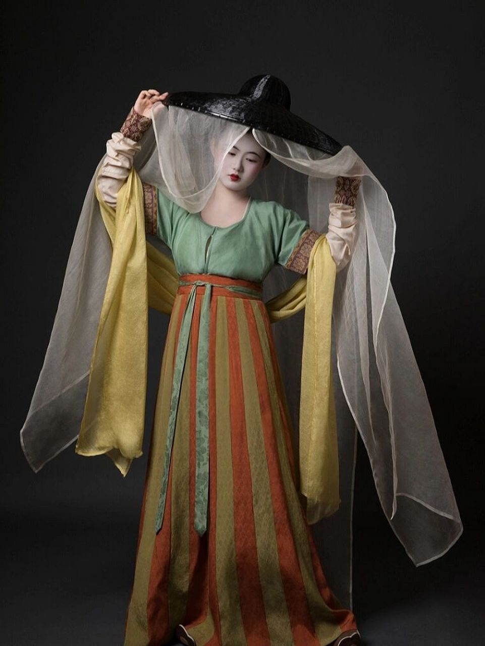 【装束复原】初唐帷帽仕女装束 初唐时期,天下大定,经济复苏,农业和丝