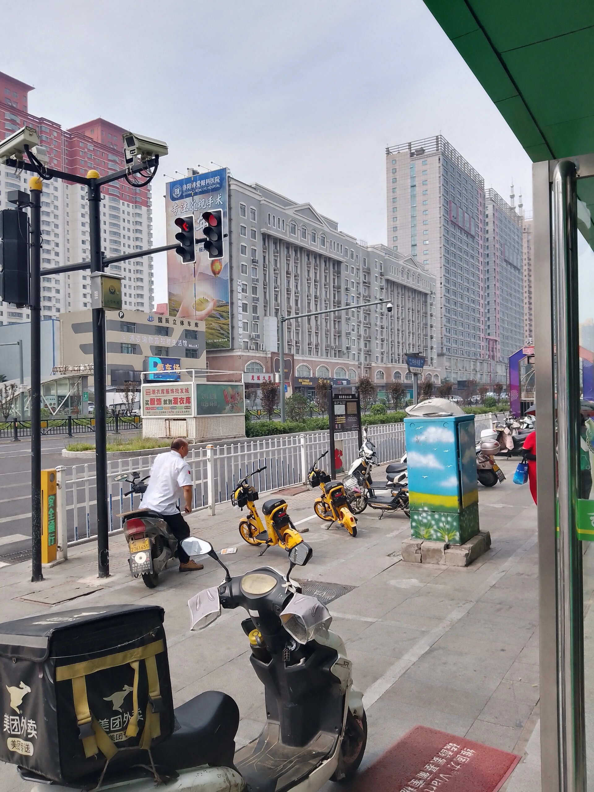 河南省洛阳市西工区街景 河南洛阳城市繁华,人民勤劳朴实,领风气之先