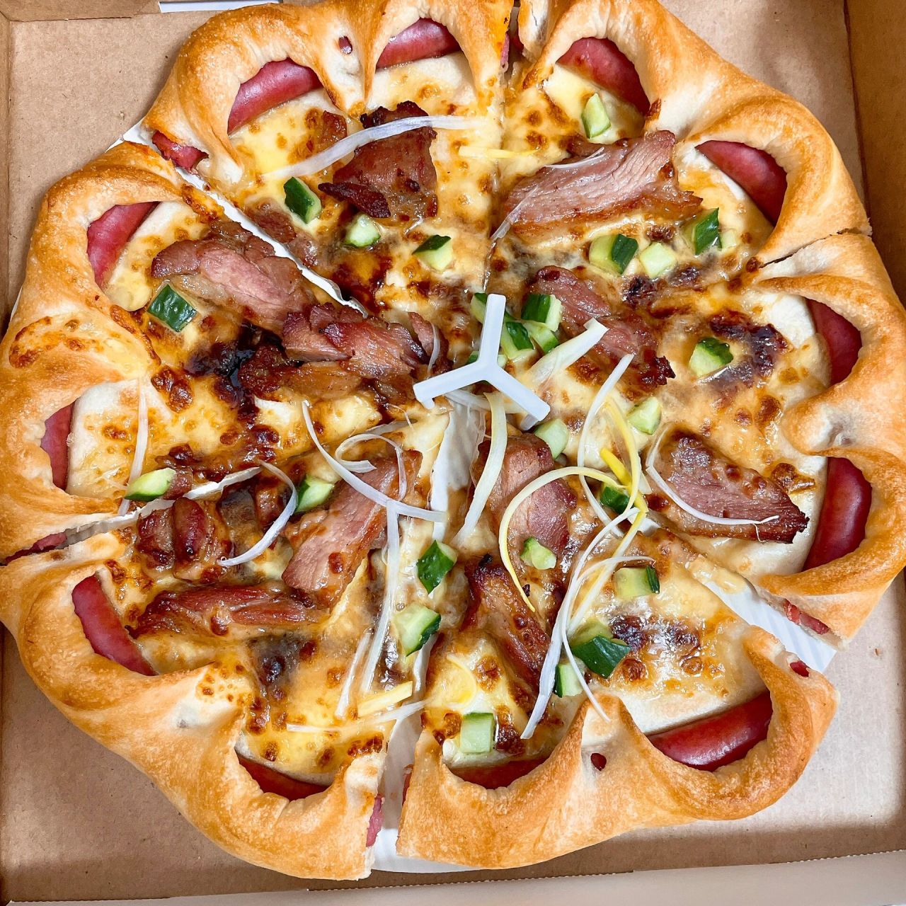 传统披萨和卷边披萨图片