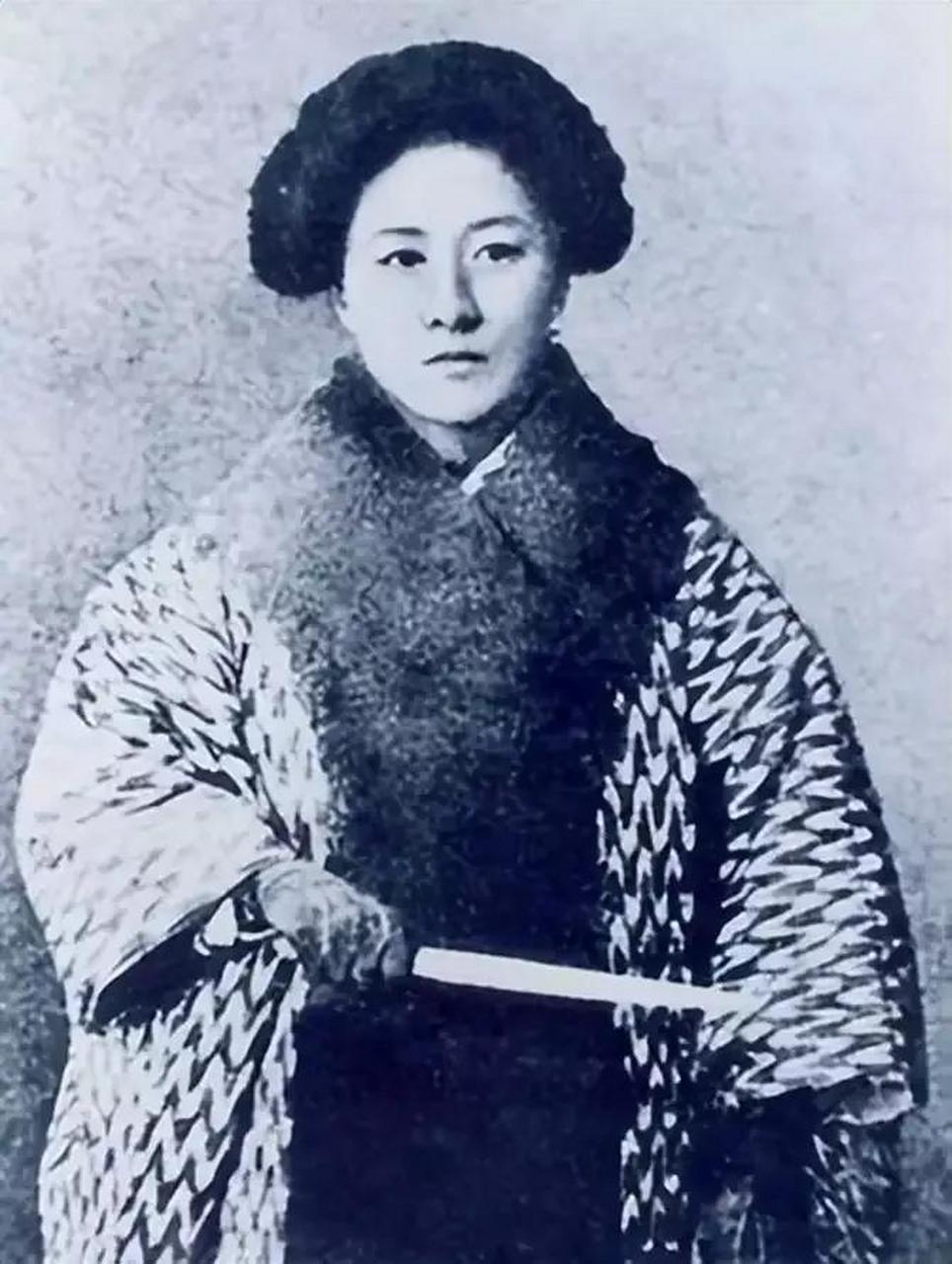 1906年,秋谨回到湖南婆家,问婆家拿了2000两白银后