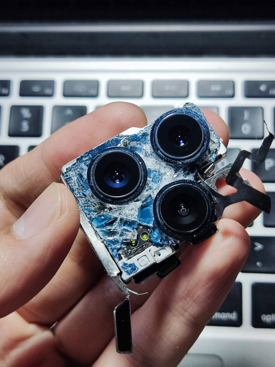 iphone 的镜头蓝宝石保护玻璃这么硬 你还嫌弃他有鬼影[三哈][三哈]