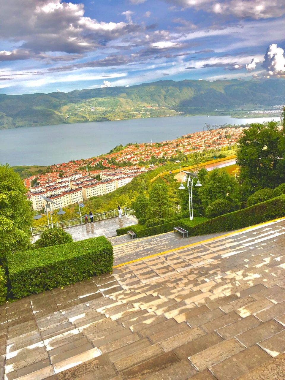 云南国土资源职业学院 美丽阳宗海旁的一座梦幻般的校园