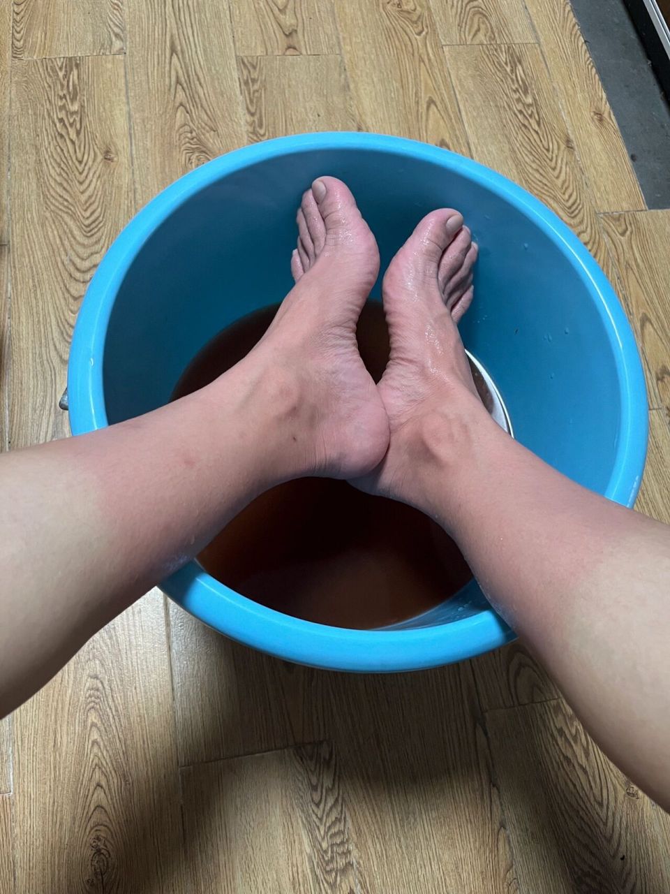 三伏天姜水中药水泡脚的乐趣 中医说我,上热下寒,这几天拿姜煮水泡脚