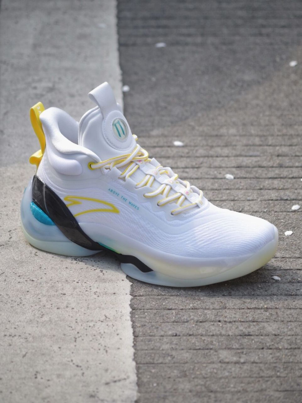 长镜头,国产优秀实战鞋安踏kt7 春天的气息铺满整条路,我赶忙拿出了一