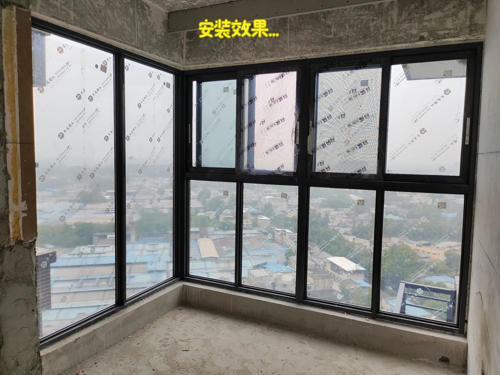 100三轨普通铝合金推拉窗安装效果 100普铝三轨推拉窗  搭配广东宝高