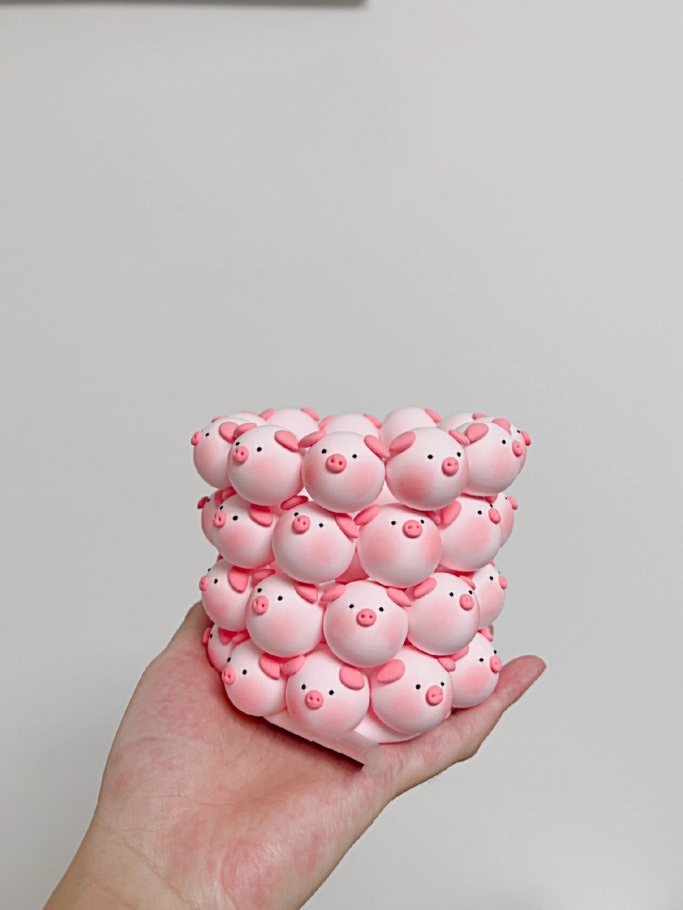 粘土猪猪笔筒收纳筒 diy一个猪猪笔筒吧,很实用哦