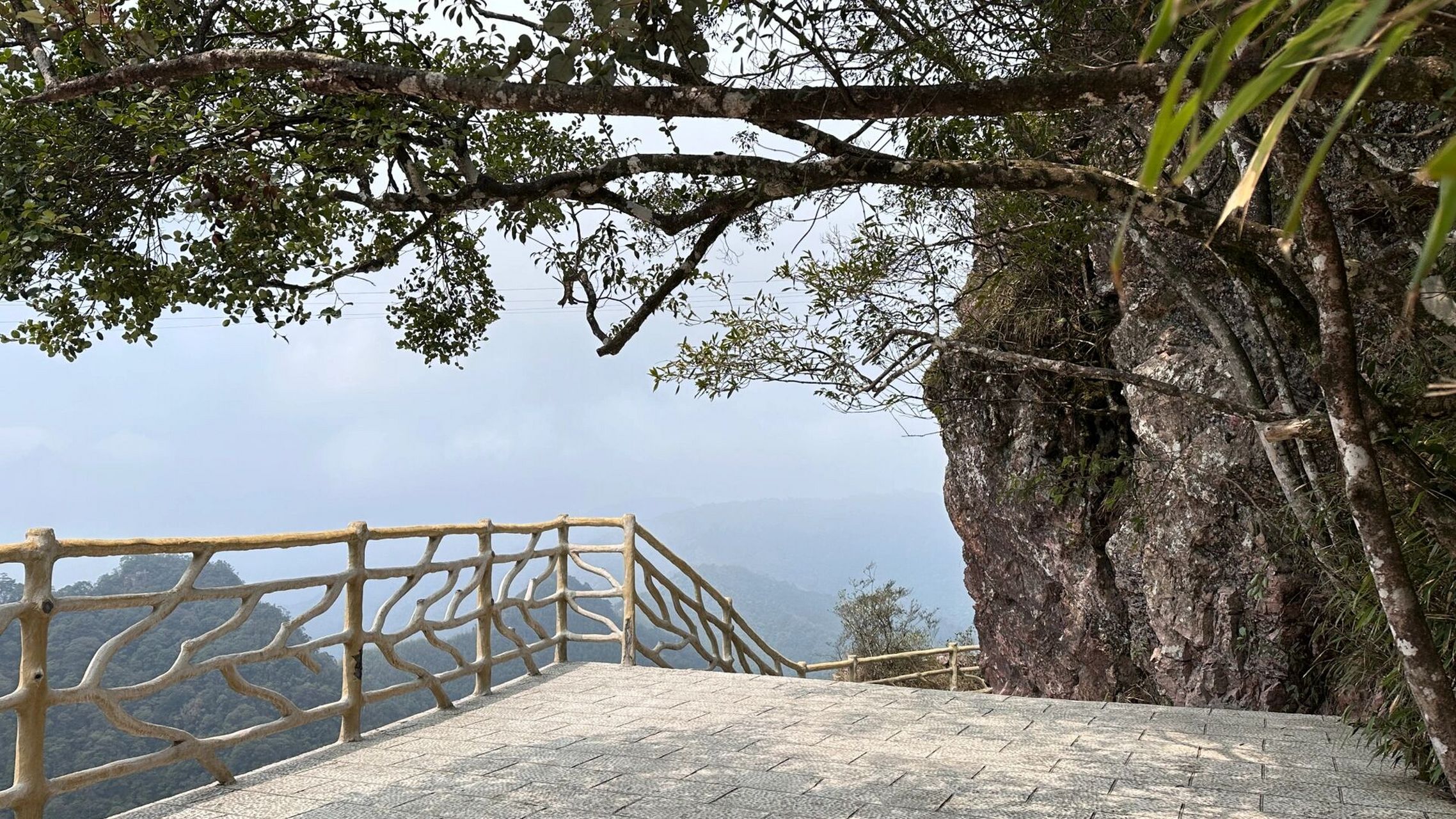 提前一晚来到平南县 建议住市区 景区的北帝山大酒店 400多一晚 周围