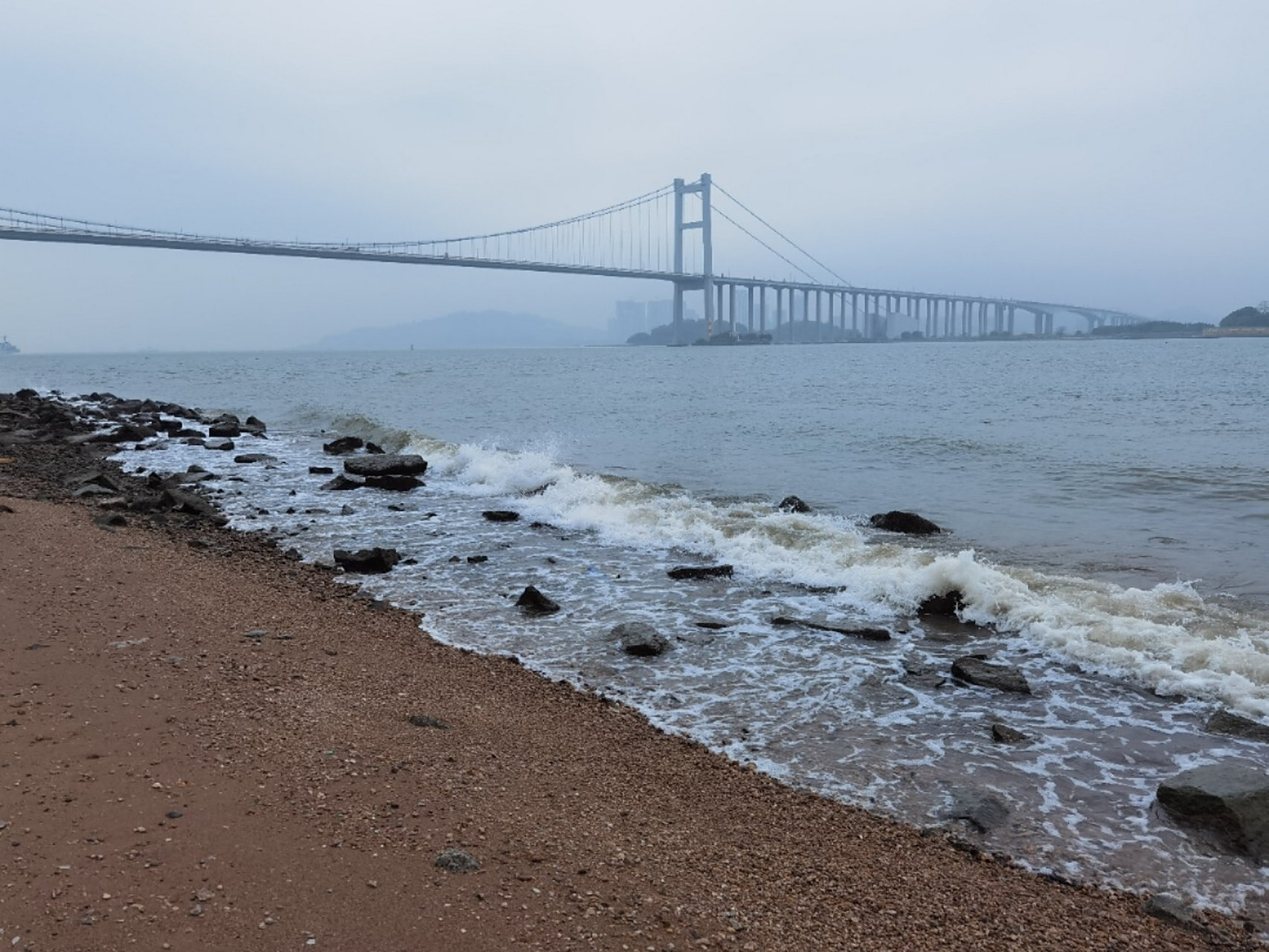 东莞虎门威远海滩现在只能步行进来,车进不来了.