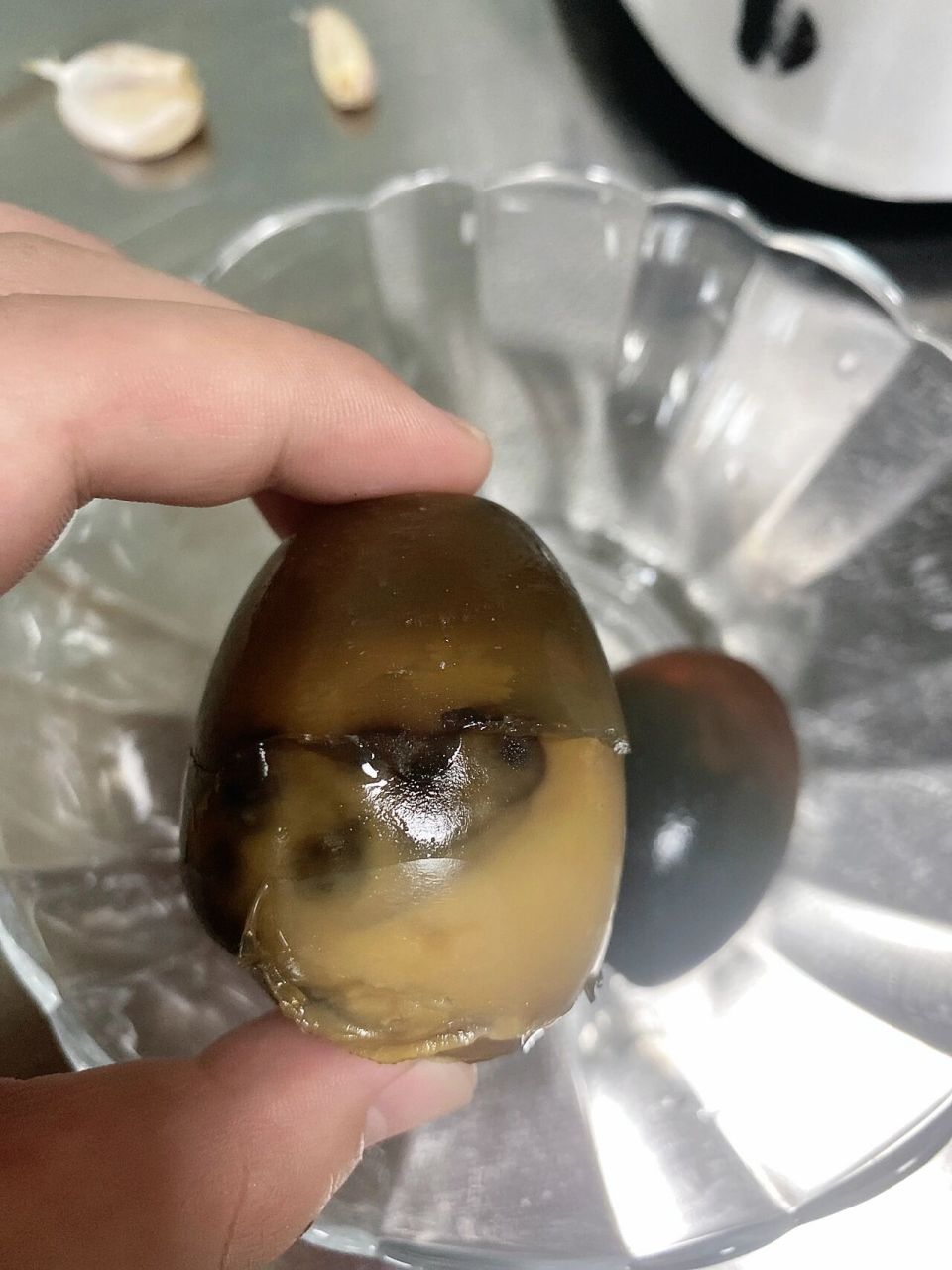 姐妹们可以帮忙看下皮蛋坏了吗 第一个是我自己拆开的,外面是硬的