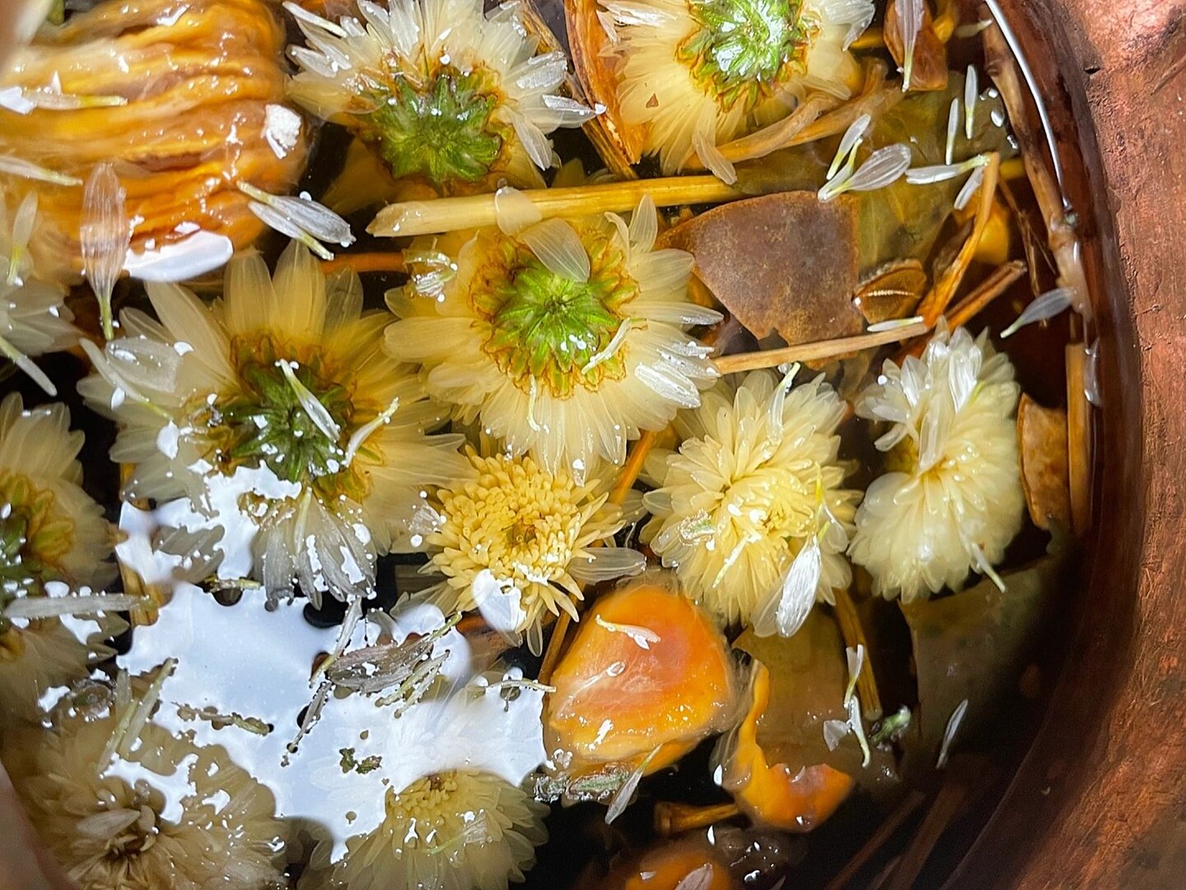 鱼腥草罗汉果菊花茶 鱼腥草15~30克 罗汉果1个 菊花3克 	 做法: 方法