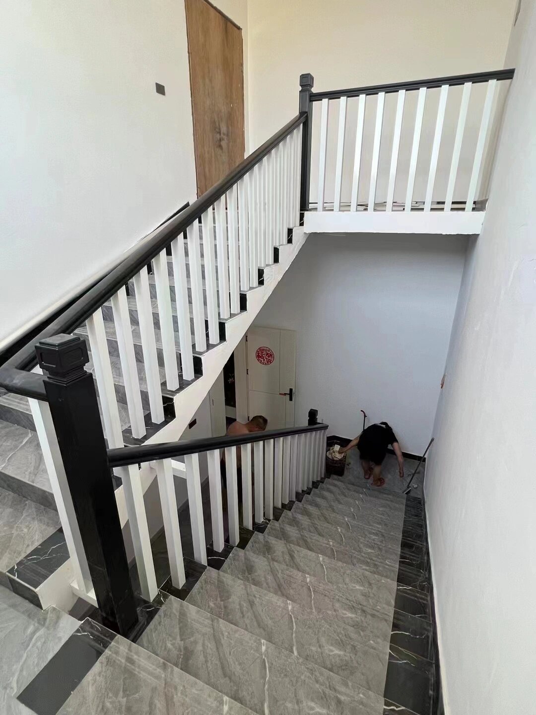 楼梯扶手黑白配 新中式款式铝合金楼梯扶手 黑白配色