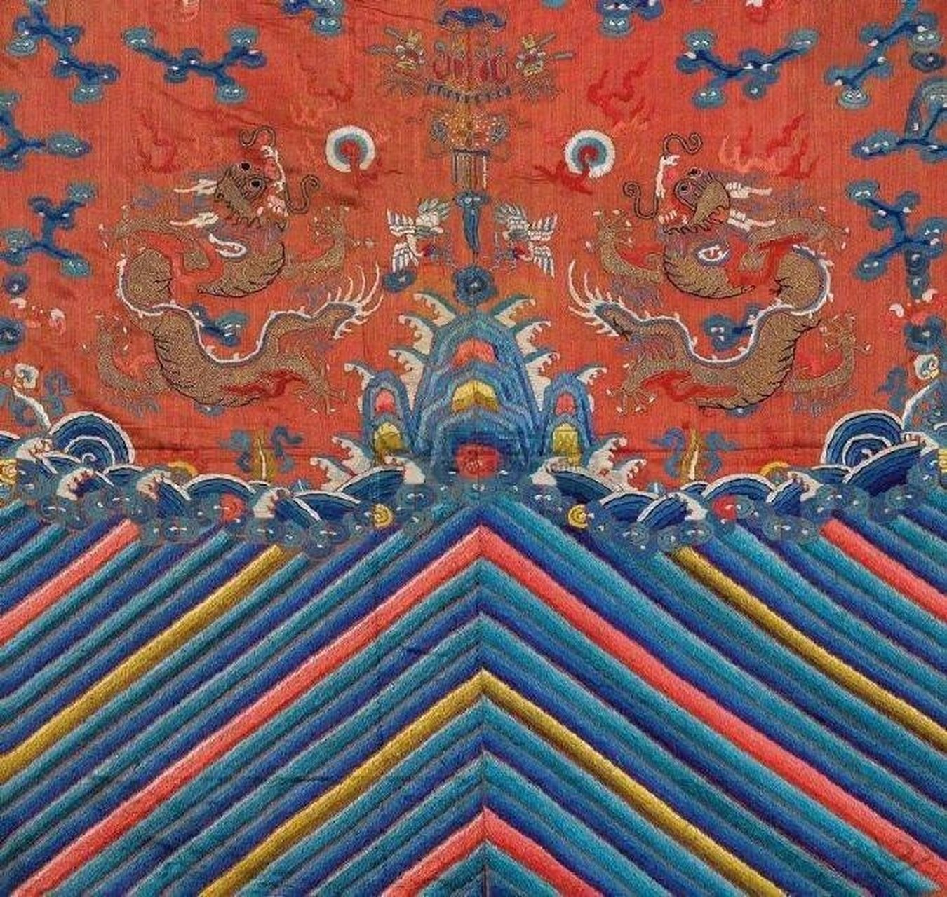 海水江崖纹是中国的一种传统纹样,俗称"江牙海水""海水江牙",是常饰于