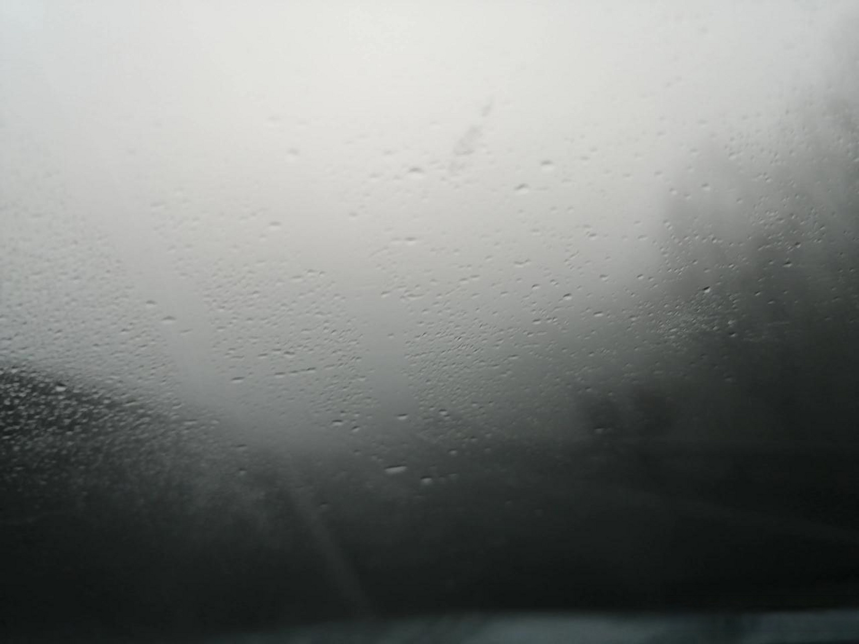 今天京昆高速上的天气好怪呀,一会儿有团雾,一会儿晴天,一会儿下雨