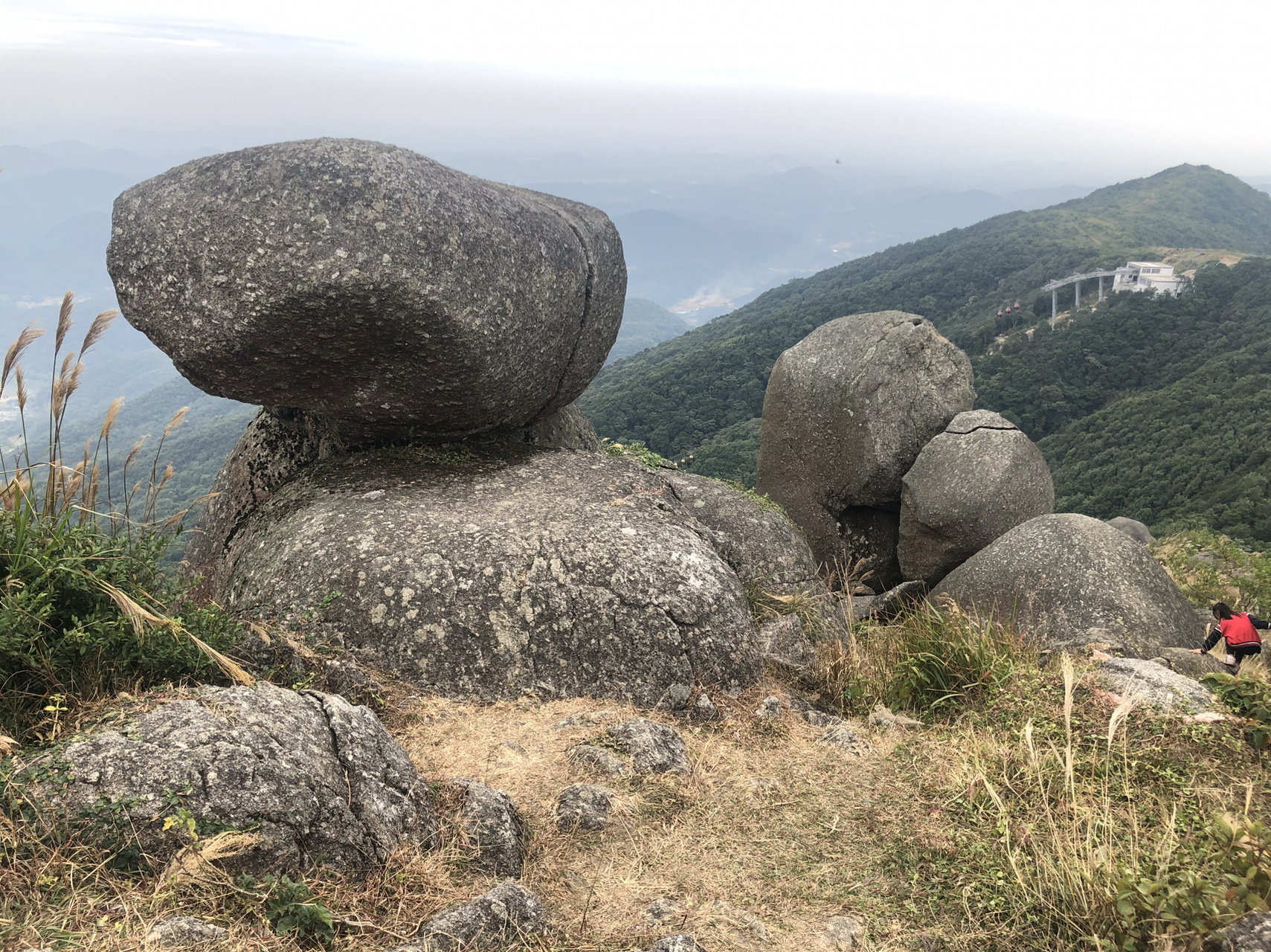 五皇山 五皇山位于广西钦州浦北县,特色是位于山顶的石蛋阵.