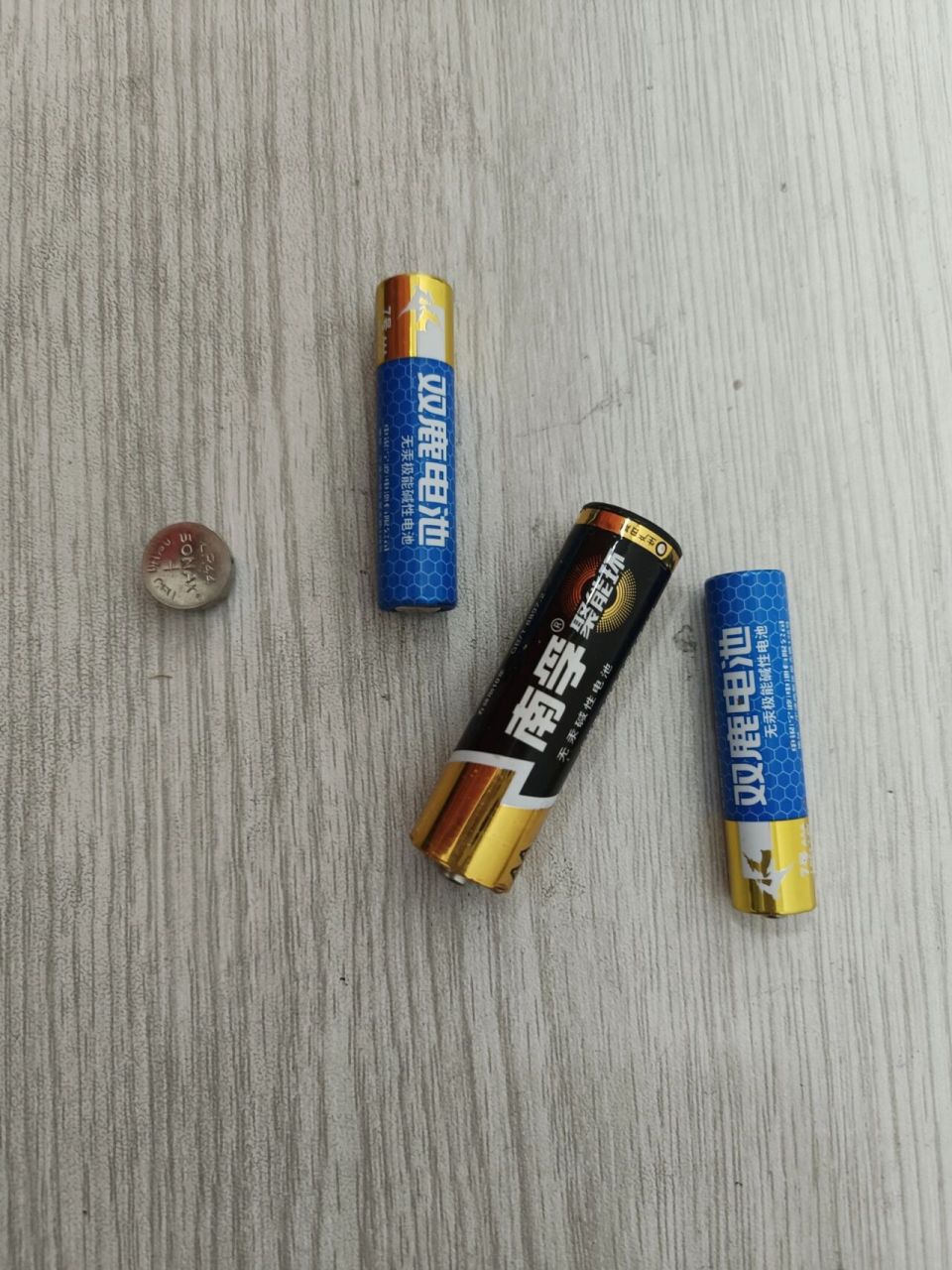 废旧电池对人体的危害 废电池中含有汞,镉,锰,铅等重金属,这些有毒的