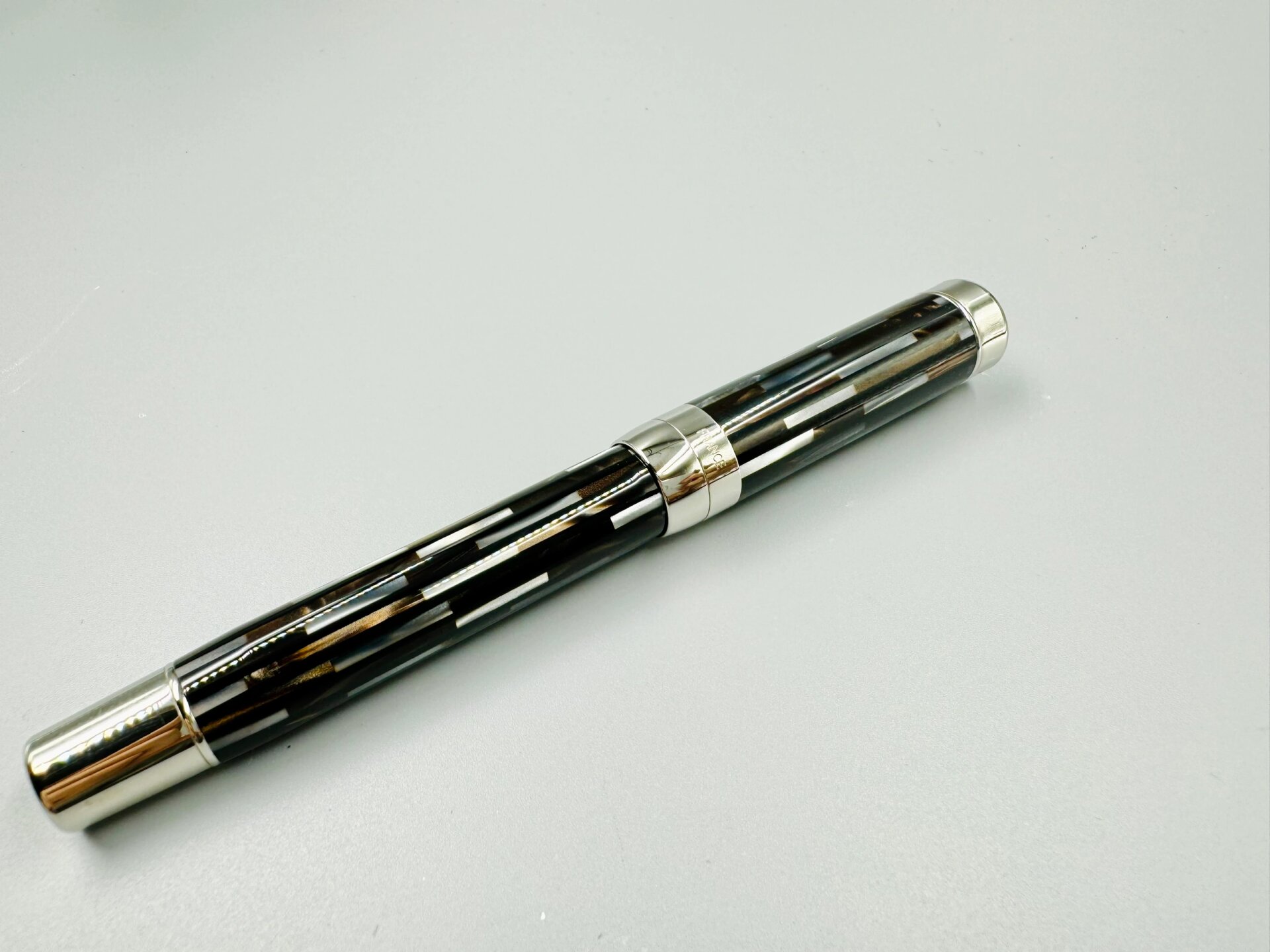 派克 世纪大豆腐 极致褐 九羽箭标,笔身螺钿条镶嵌.