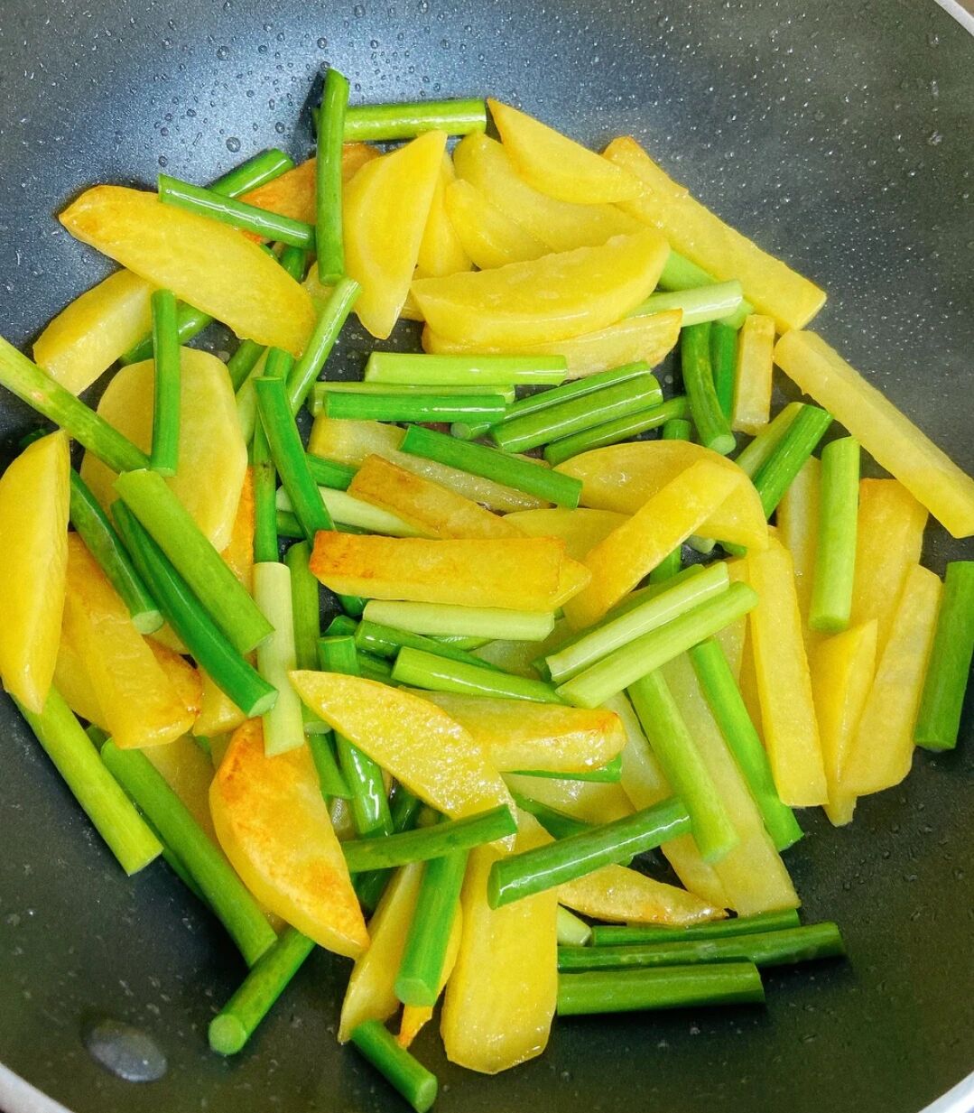 爆炒鱿鱼须,我滴最爱00 9999食材95 鱿鱼须适量,土豆1个,蒜苔