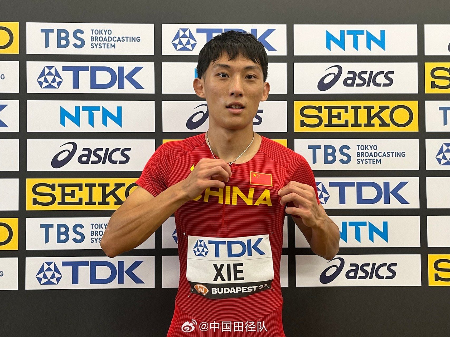 布达佩斯田径世锦赛# 男子400米栏预赛第一组,谢智宇以49秒25的成绩