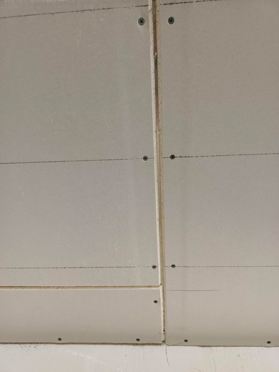 石膏板吊顶,留缝是为了更好的防止将来出现裂缝,不留缝会依据"热胀