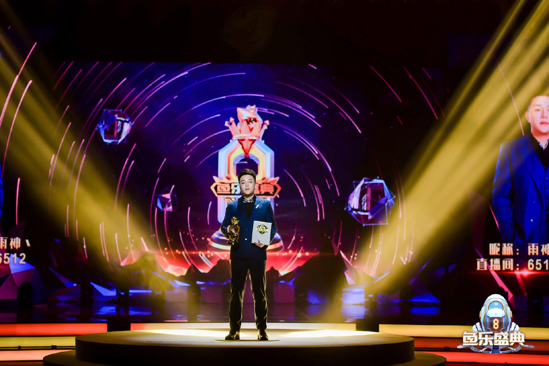 手捧王者之冠,身影镶嵌冠军的金色 恭喜雨神6512成为2021年度十大巅峰