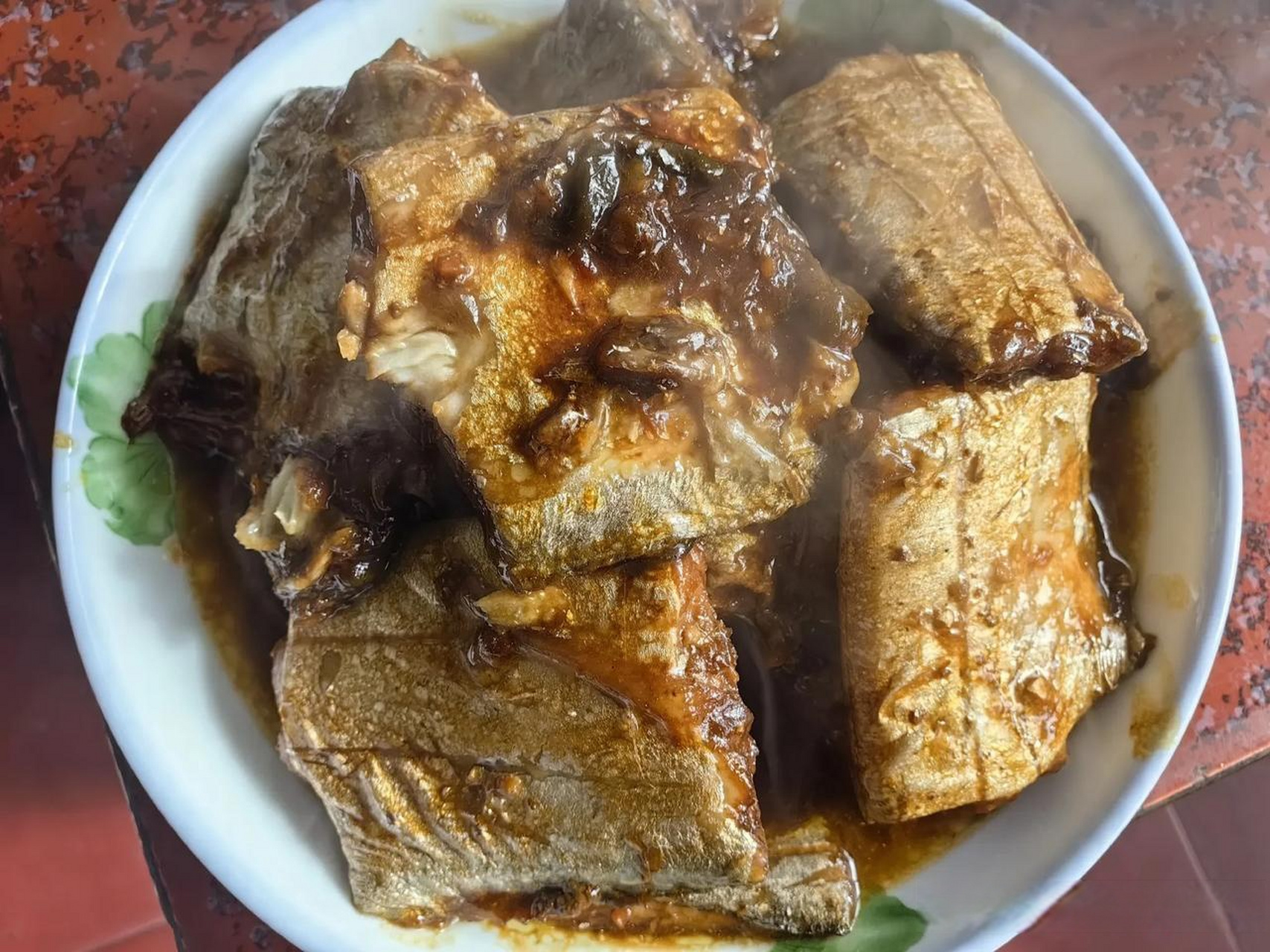 中午炖了一盘刀鱼.我炖鱼的时候,只放一品鲜酱油和料酒