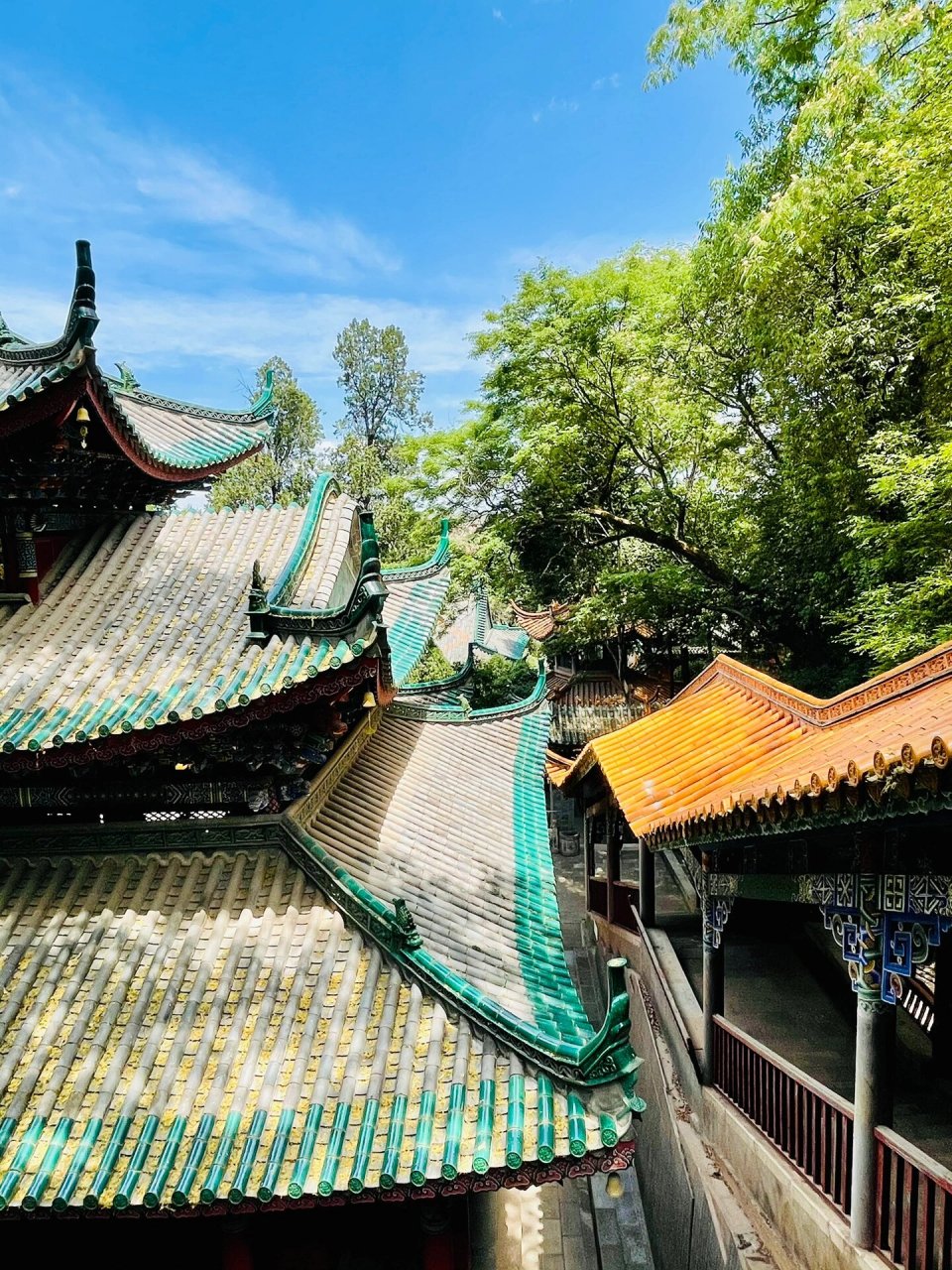 盘龙寺·晋宁·昆明 盘龙寺,是昆明香火常旺的寺院之一,信众慕名前来