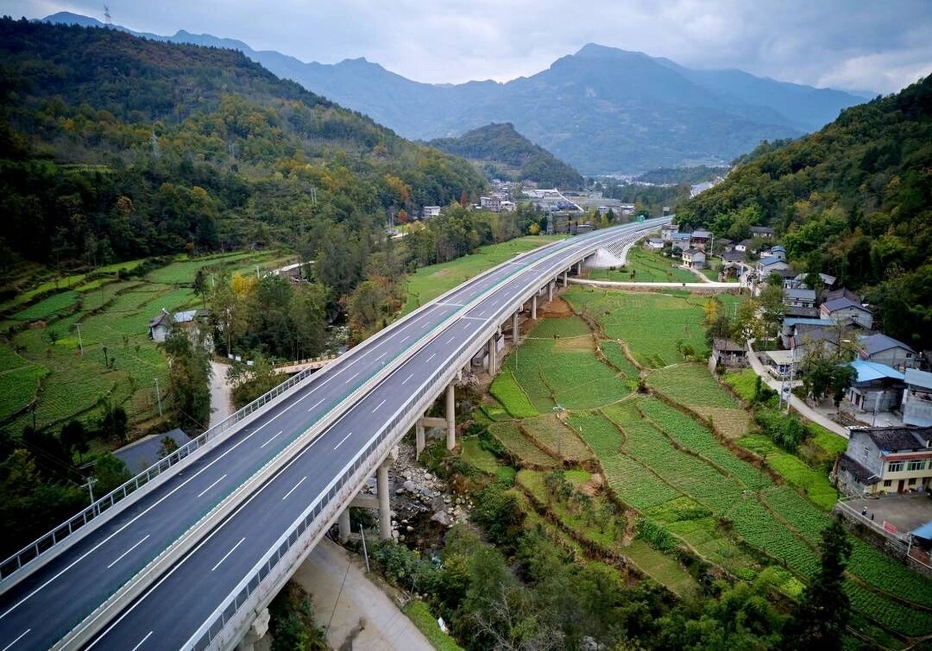 成都4小时汽车到达九寨沟 九绵高速位于川西北高寒高海拔地区,走廊