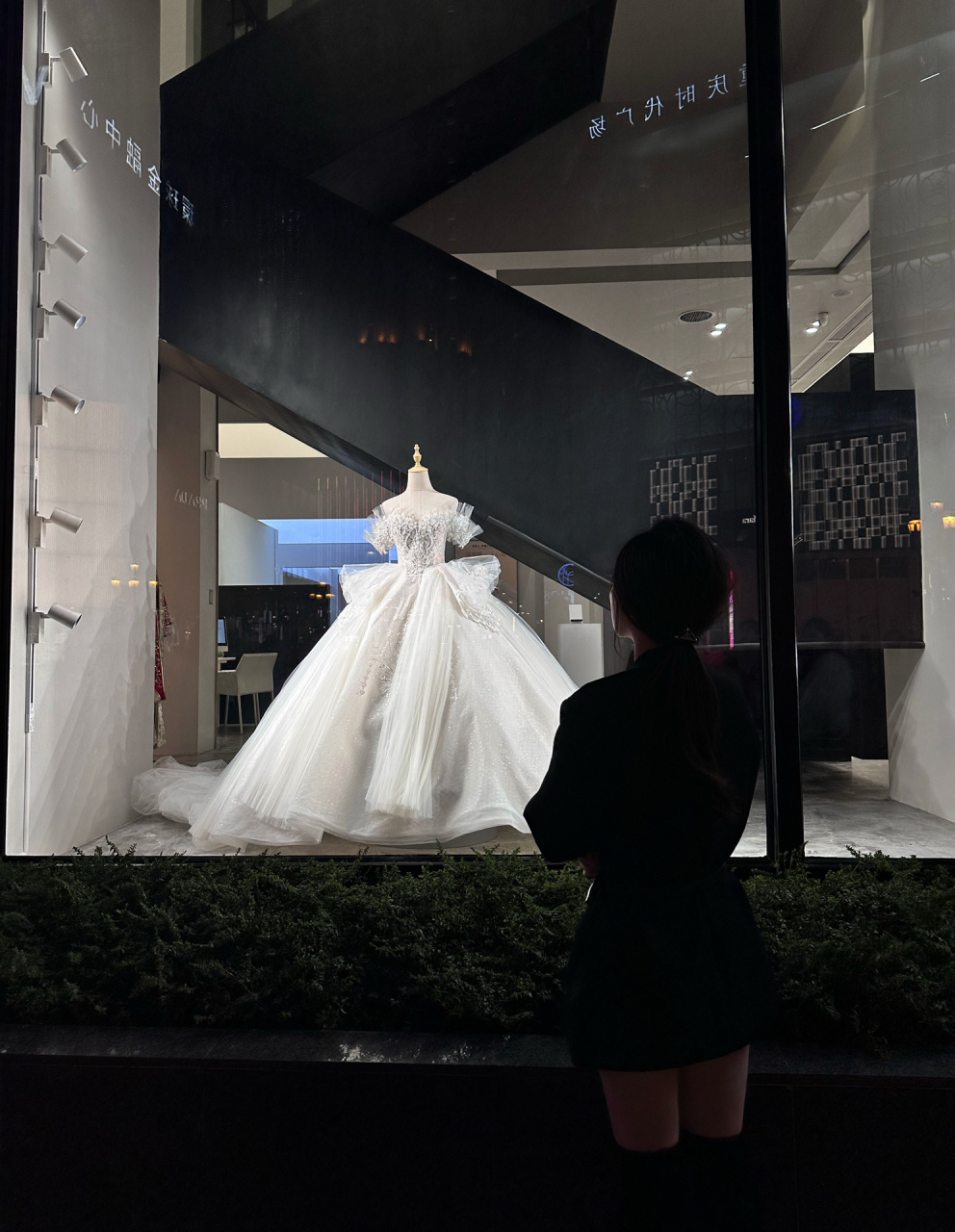 解放碑橱窗里的婚纱梦 婚纱是梦想 但结婚或许不是那天站在橱窗外看了