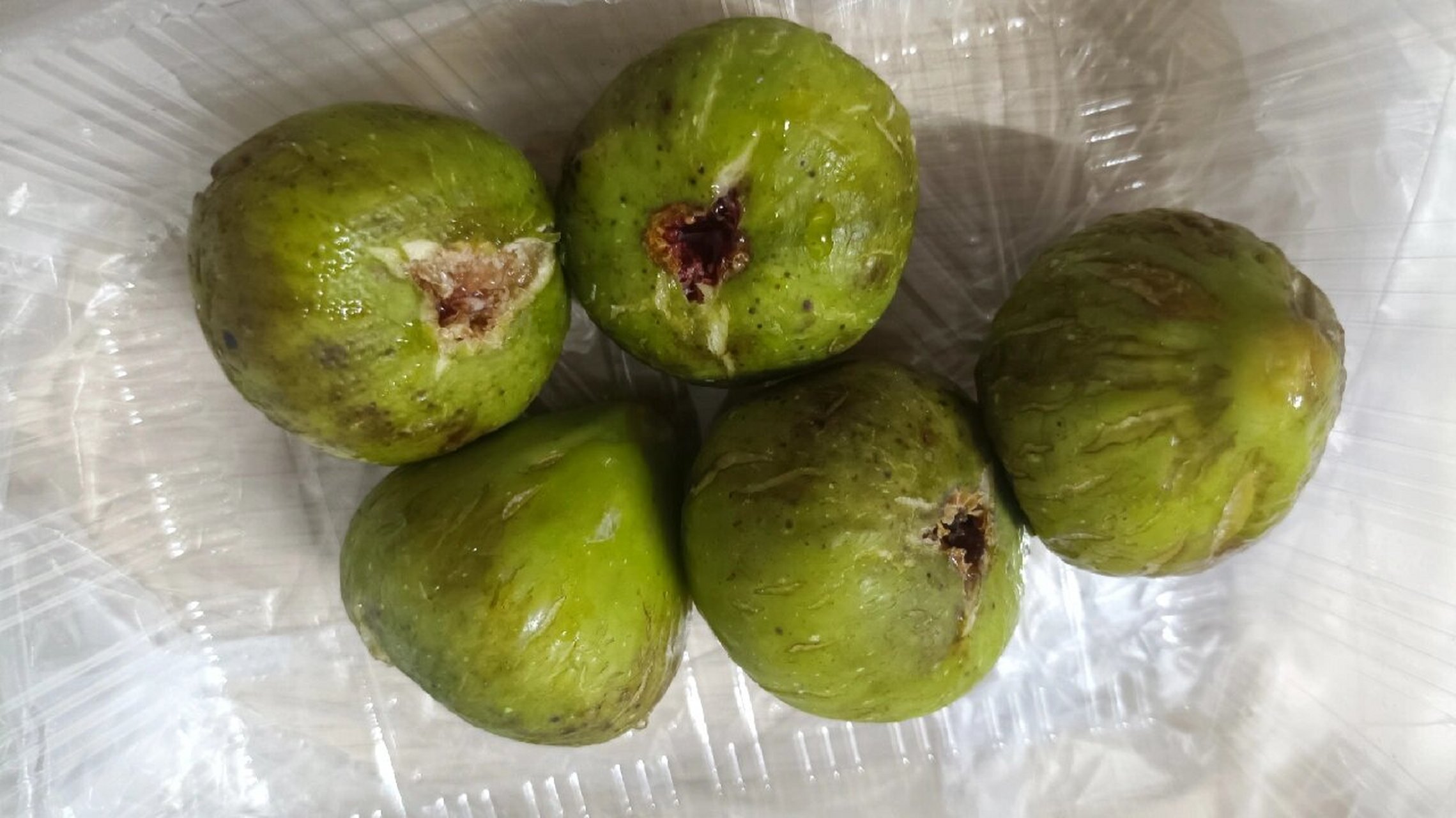 这无花果是坏了嘛 无花果这样裂纹或者发黑不是坏了,相反是很甜的标志