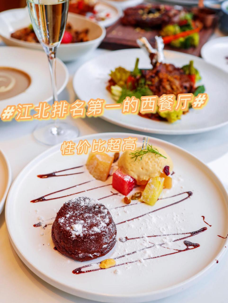 前一段时间去重庆玩打卡了超火的灰鲸西餐厅,门口有个的标志,还可以