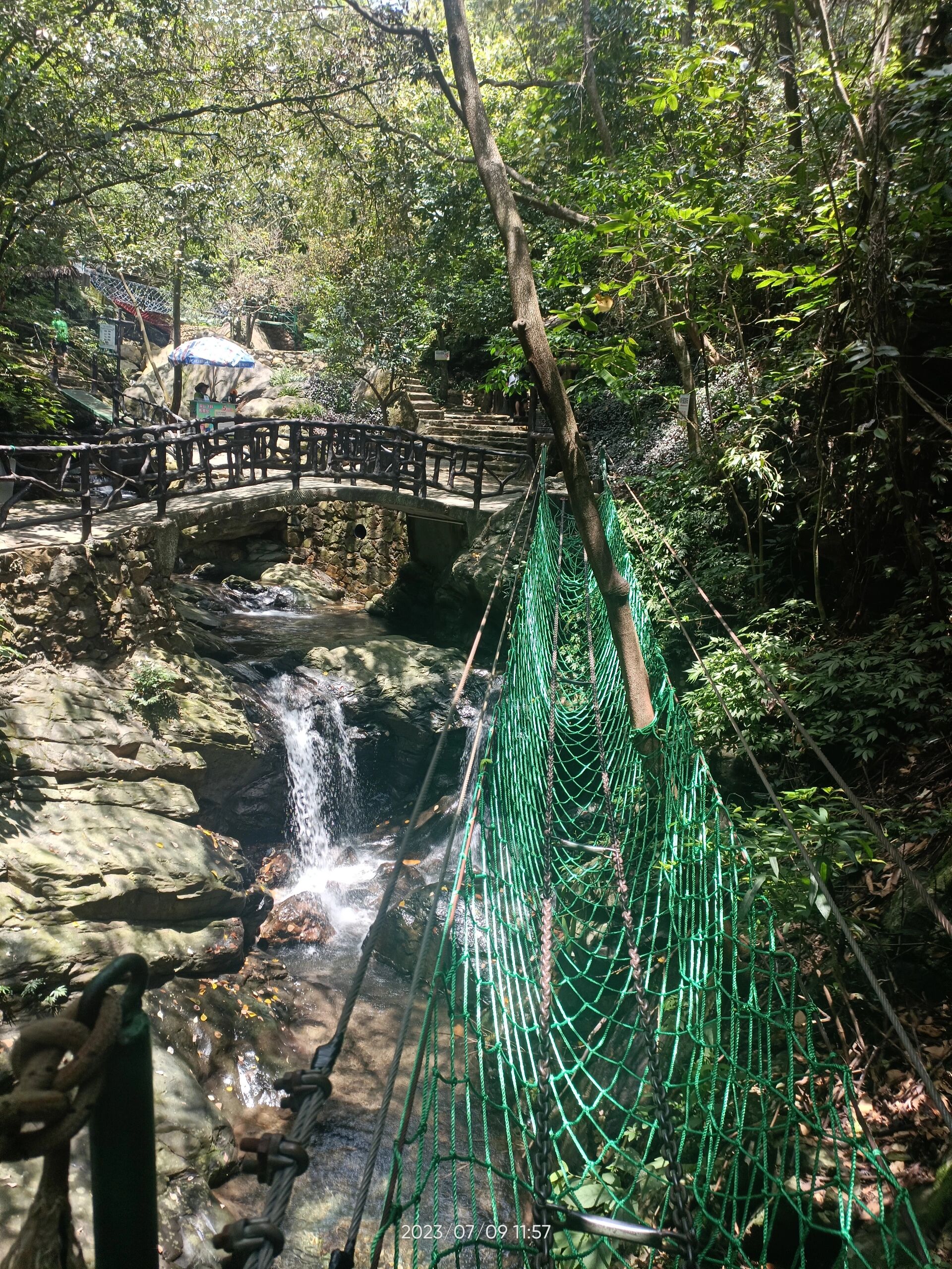 笔架山漂流,适合新手漂流 笔架山分为两条线路,左边是漂流,右边是看