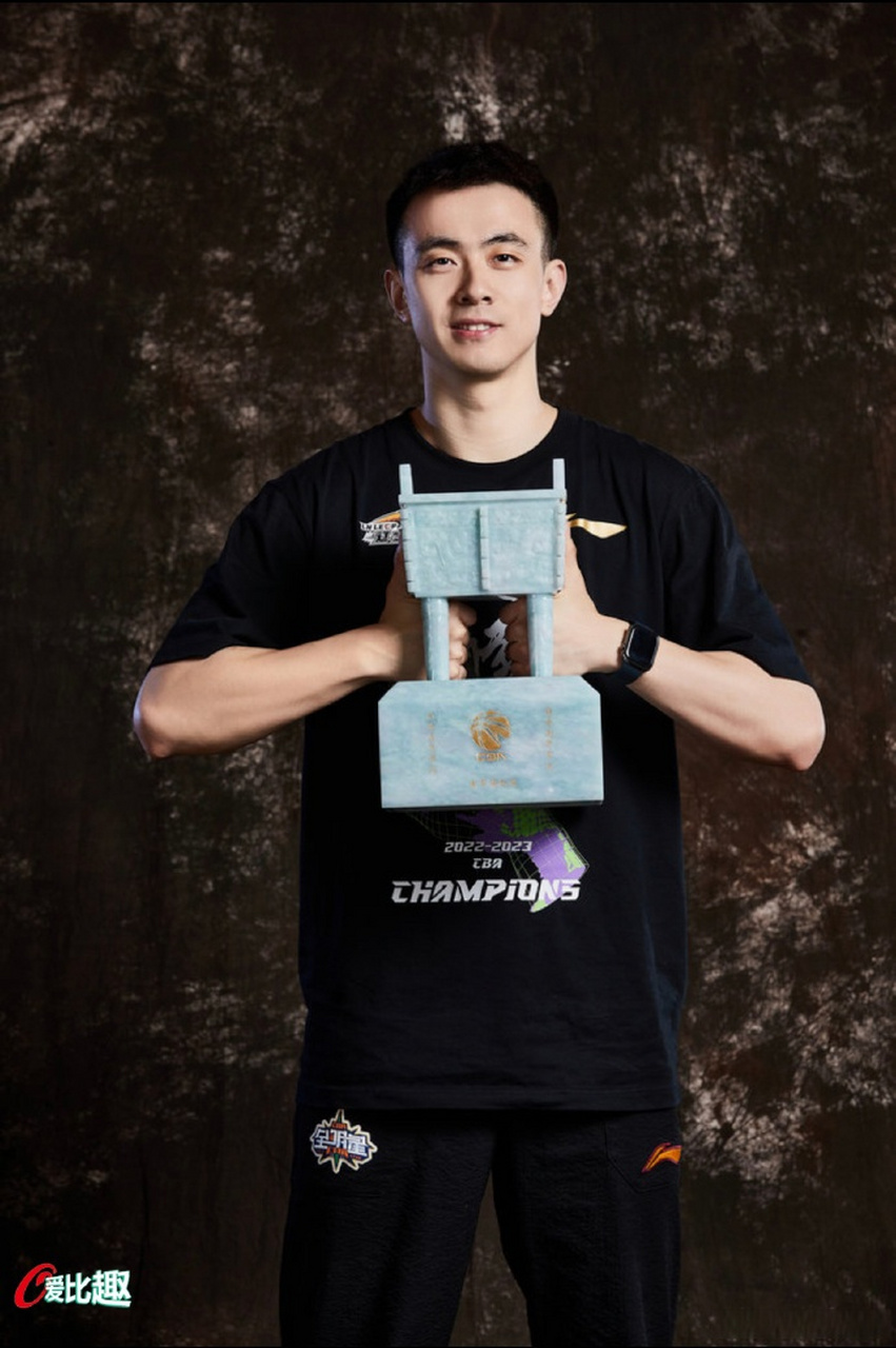 赵继伟说一切都值了#  赵继伟晒出#辽宁男篮冠军写真# ,说:梦境野般