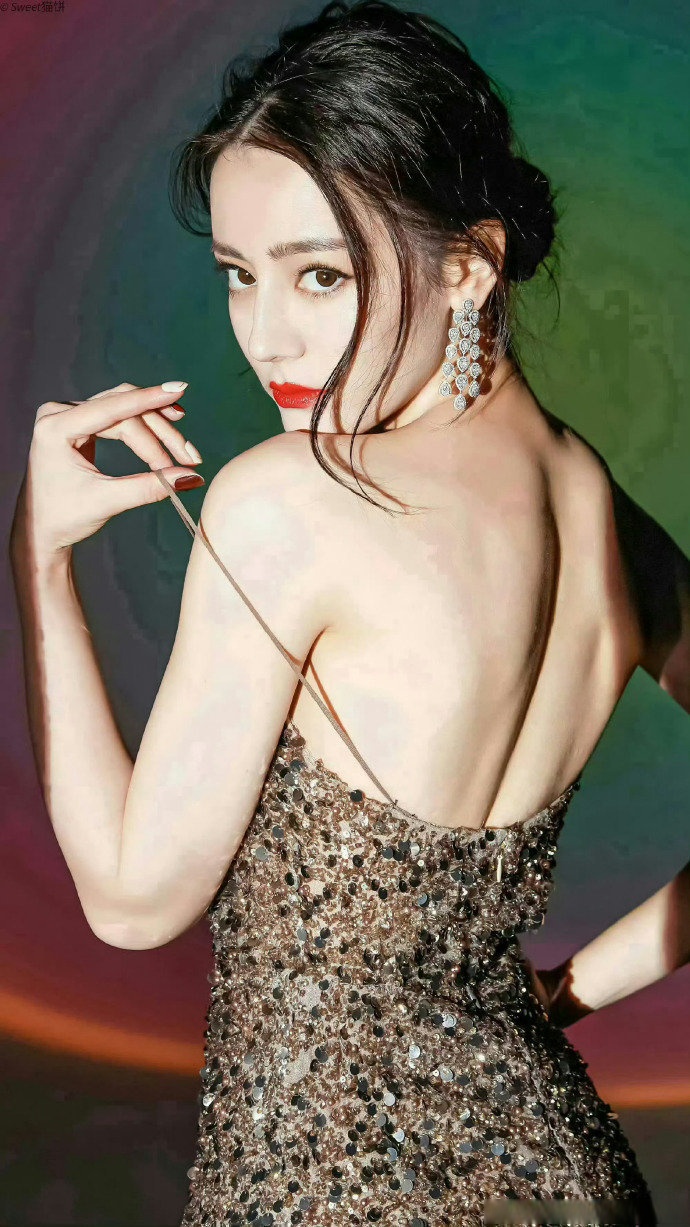 迪丽热巴金色吊带