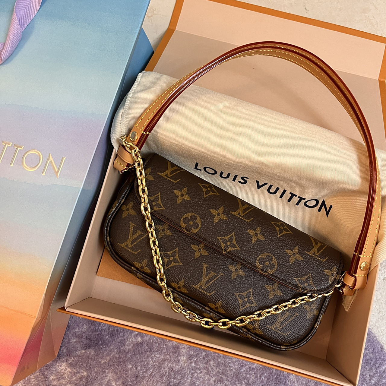 lv新款ivy真的好看 热乎乎的试背图 前几天刷到这款上新 今天试着问柜