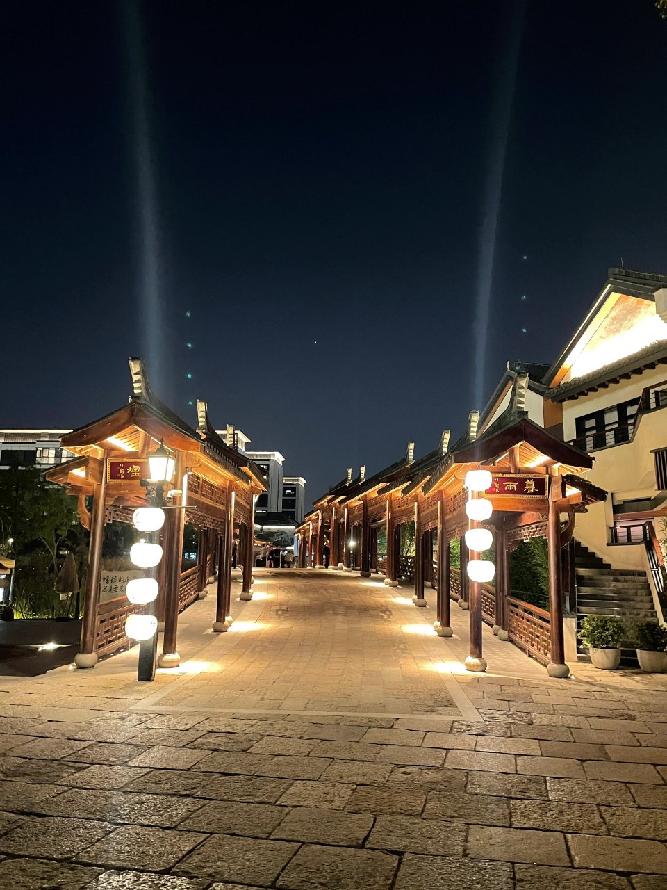 上海青浦蟠龙天地 一个结合古镇和现代版的商业休闲地,夜景很美
