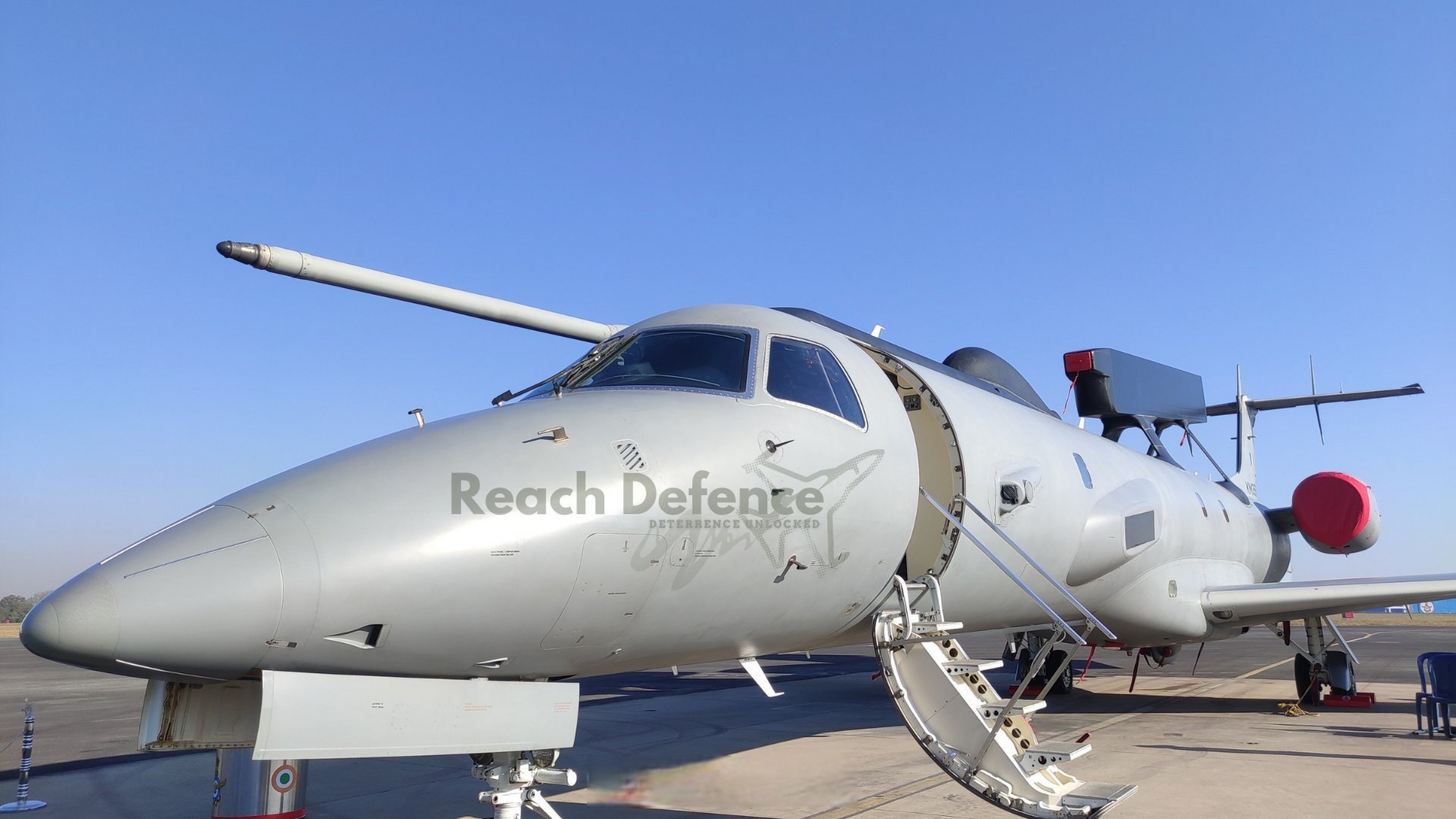 #南亚军情#  印度版平衡木预警机,采用了有源相控天线,据称可以跟踪10