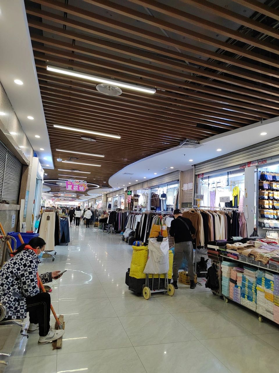 郑州银基女装批发市场现状 关注我 带你了解更多服装批发市场最新动态