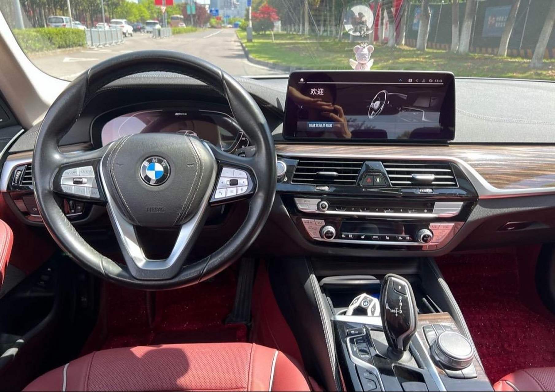宝马535le豪华版,最美外白内波尔多红 液晶仪表 全景天窗 氛围灯