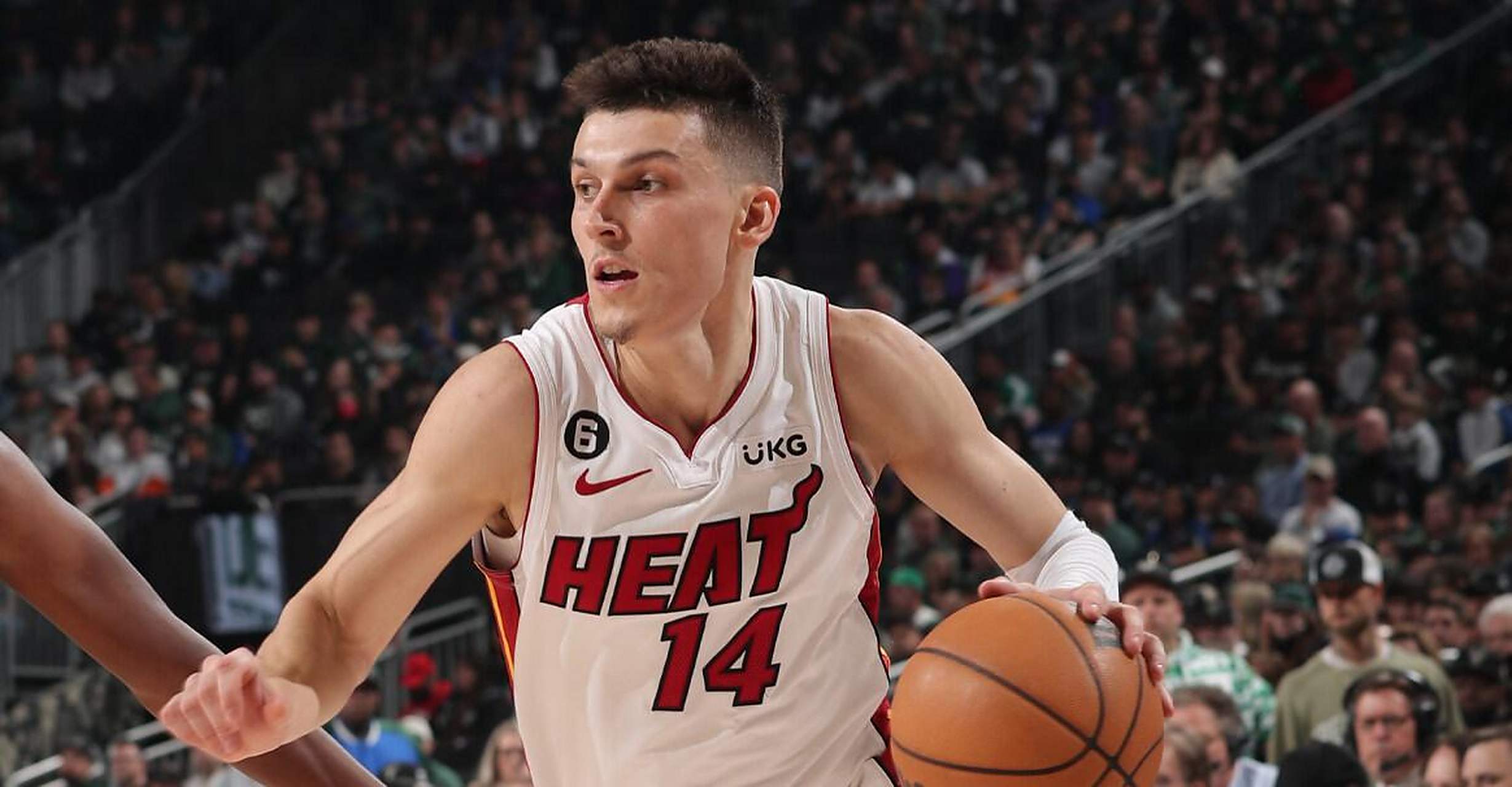 据多名记者报道,热火后卫泰勒-希罗在次节比赛的一次救球中遭遇右手