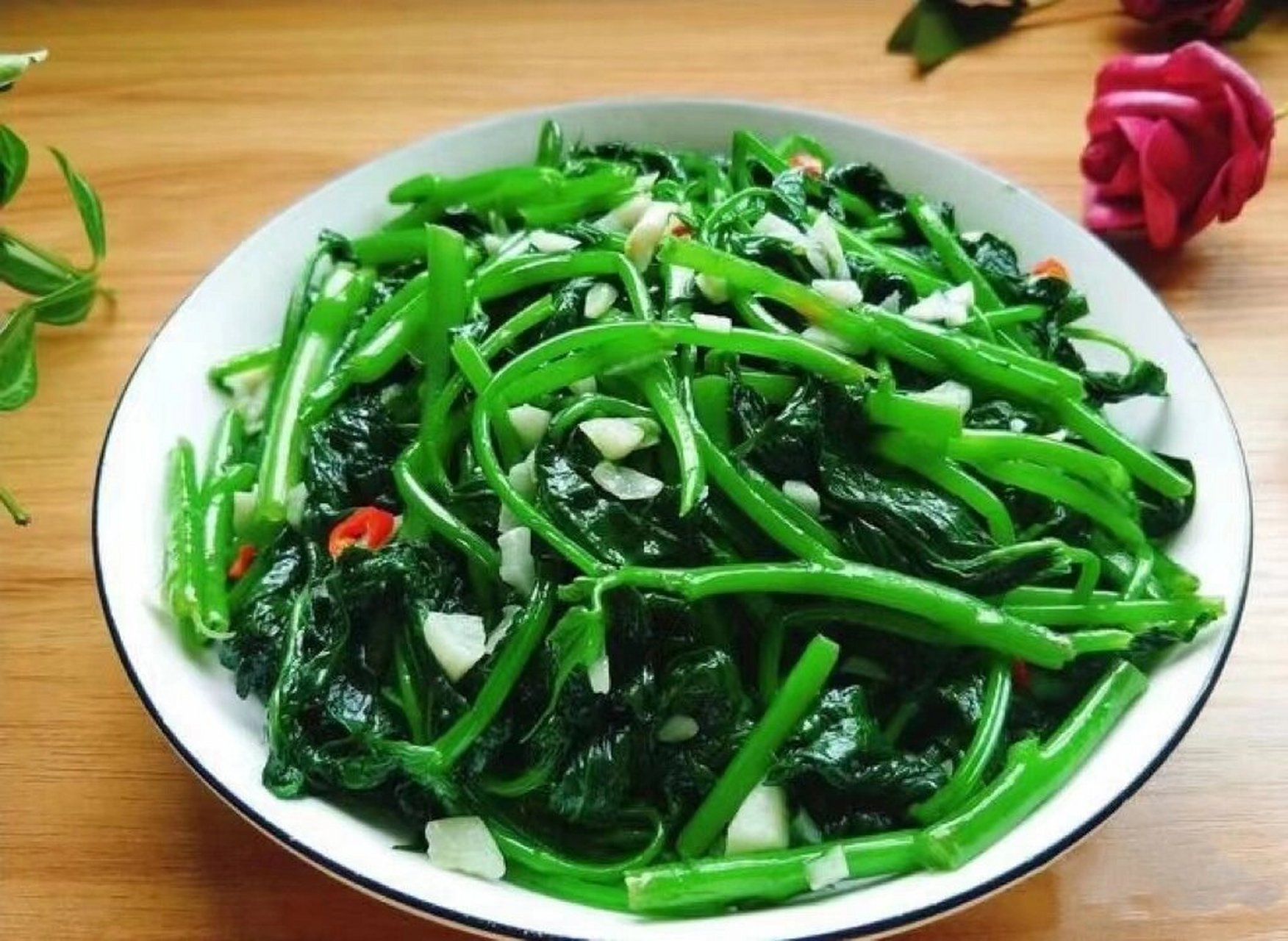 备孕经验分享,我备孕期间吃的碱性食谱 一,蒜蓉红薯叶 准备食材:红薯