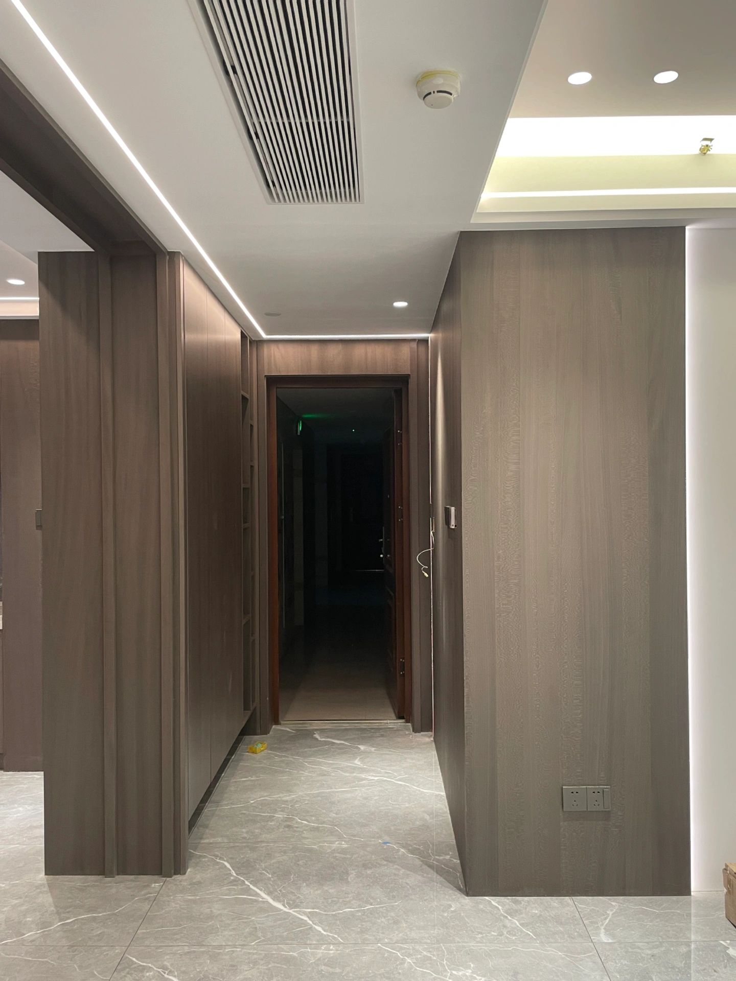 天然尼斯木 全房木饰面搭配白色烤漆墙板效果非常自然 天然尼斯木颜色