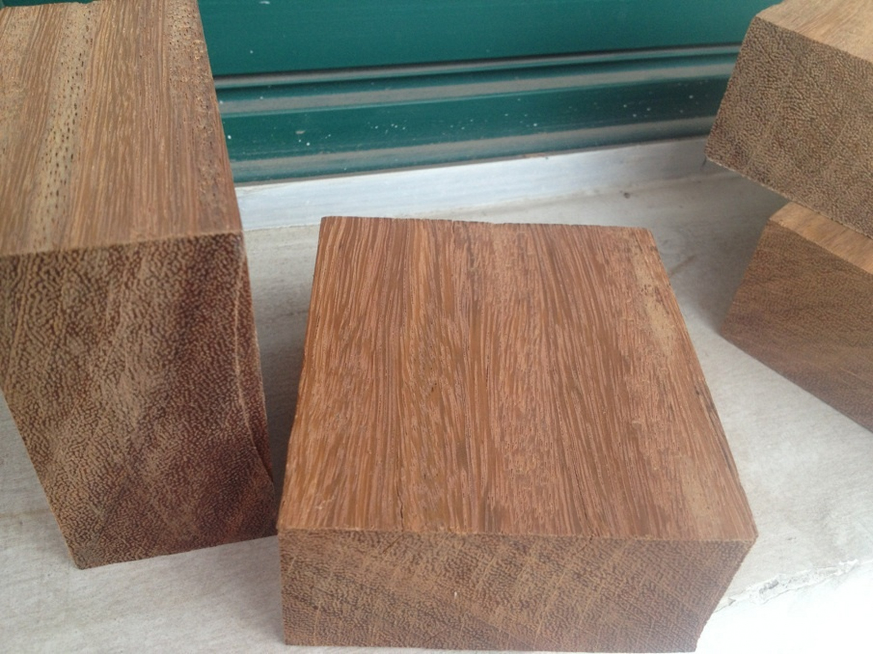 菠萝格木属于高档的木材.