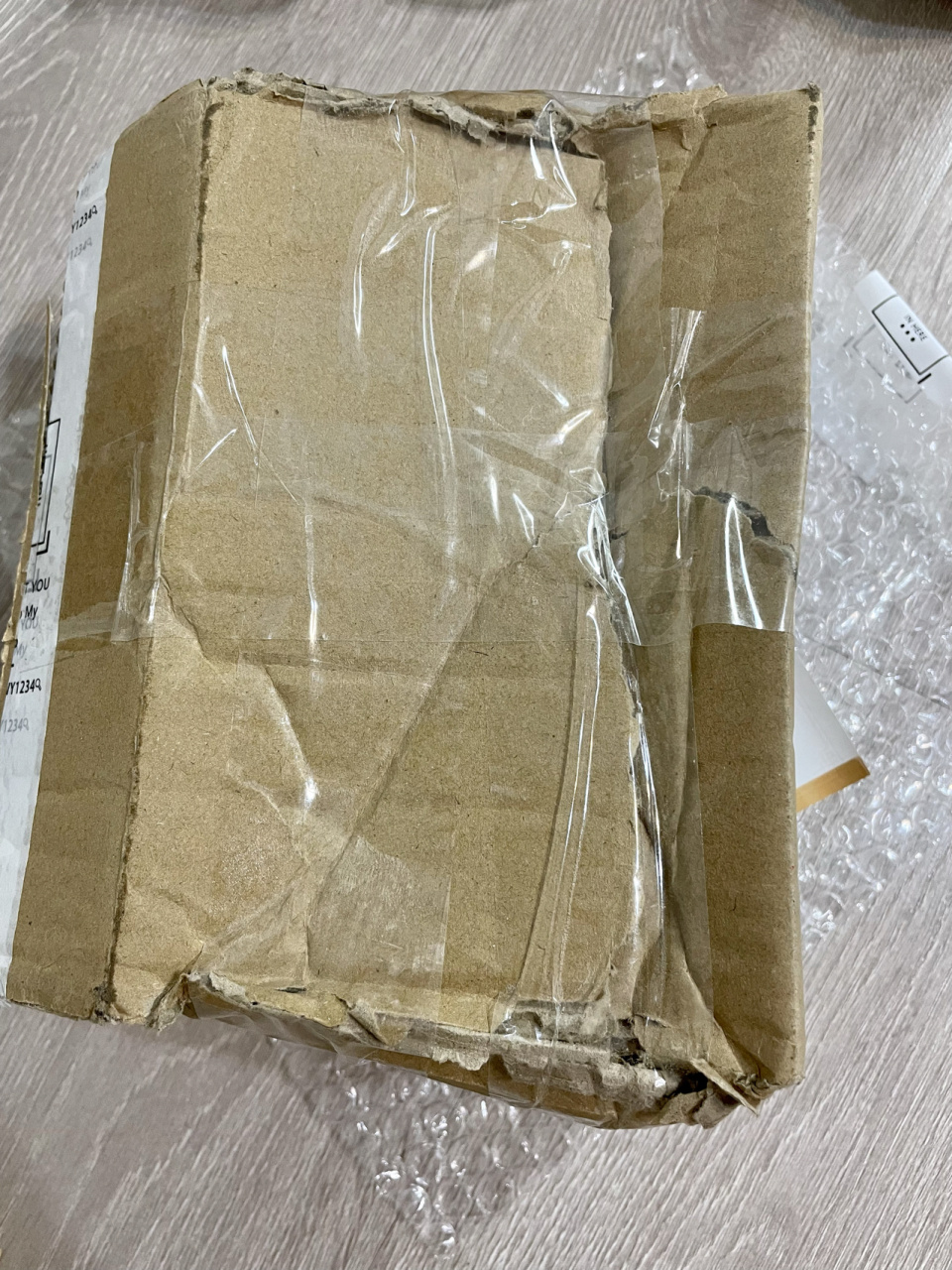 家人们,拿快递碰见这种破损的箱子不要签收 给我整无语了,这年头偷